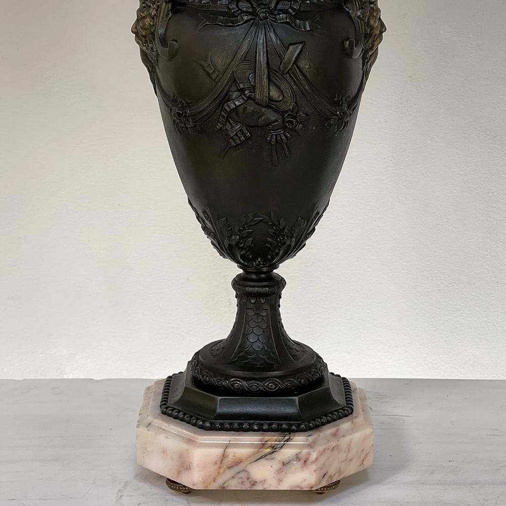Paar Kaminsims-Urnen aus Zinn und Marmor aus dem 19. Jahrhundert ~ Cassolettes (Zink) im Angebot