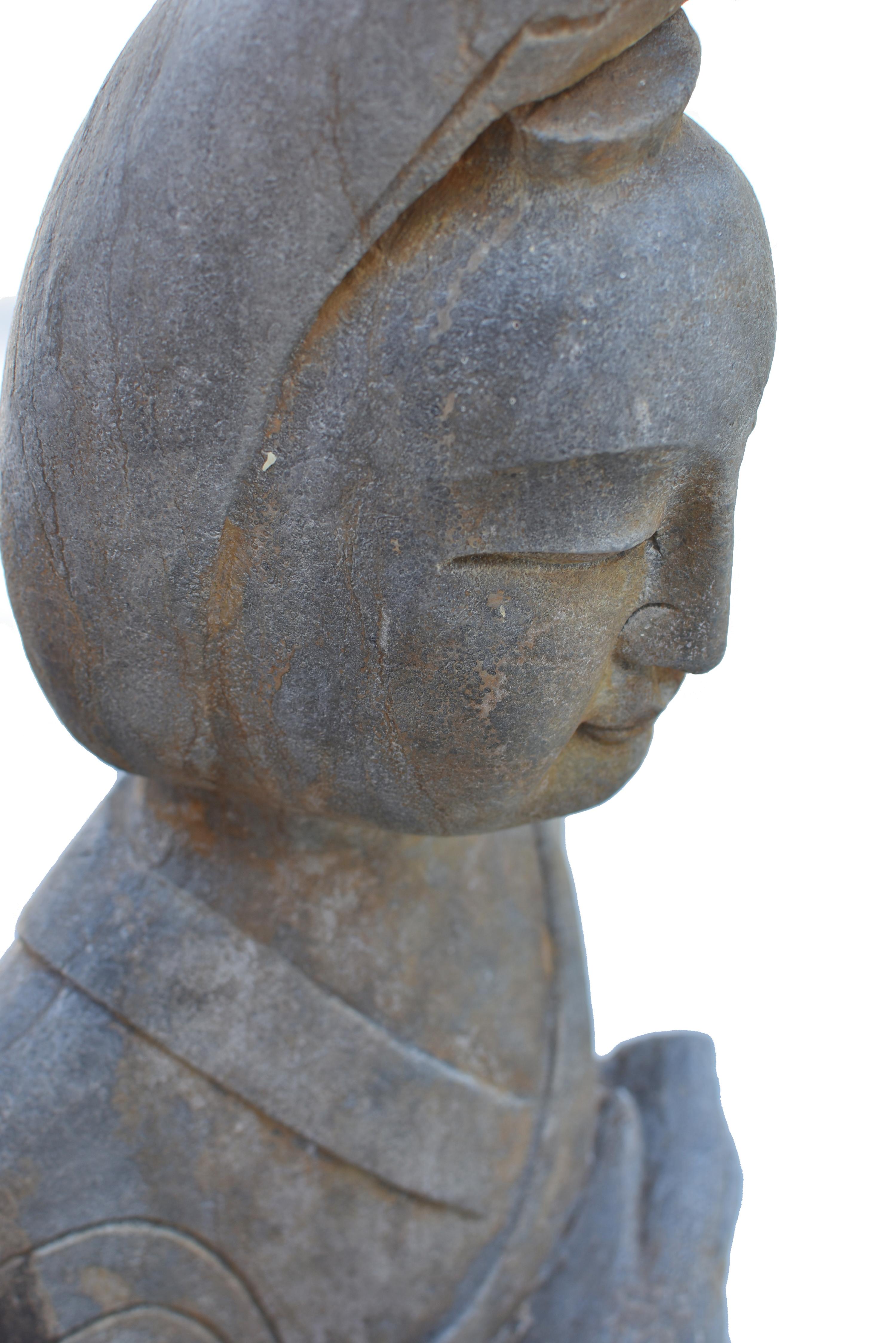 Paar Vintage-Stein-hof-Damenstatuen, 48