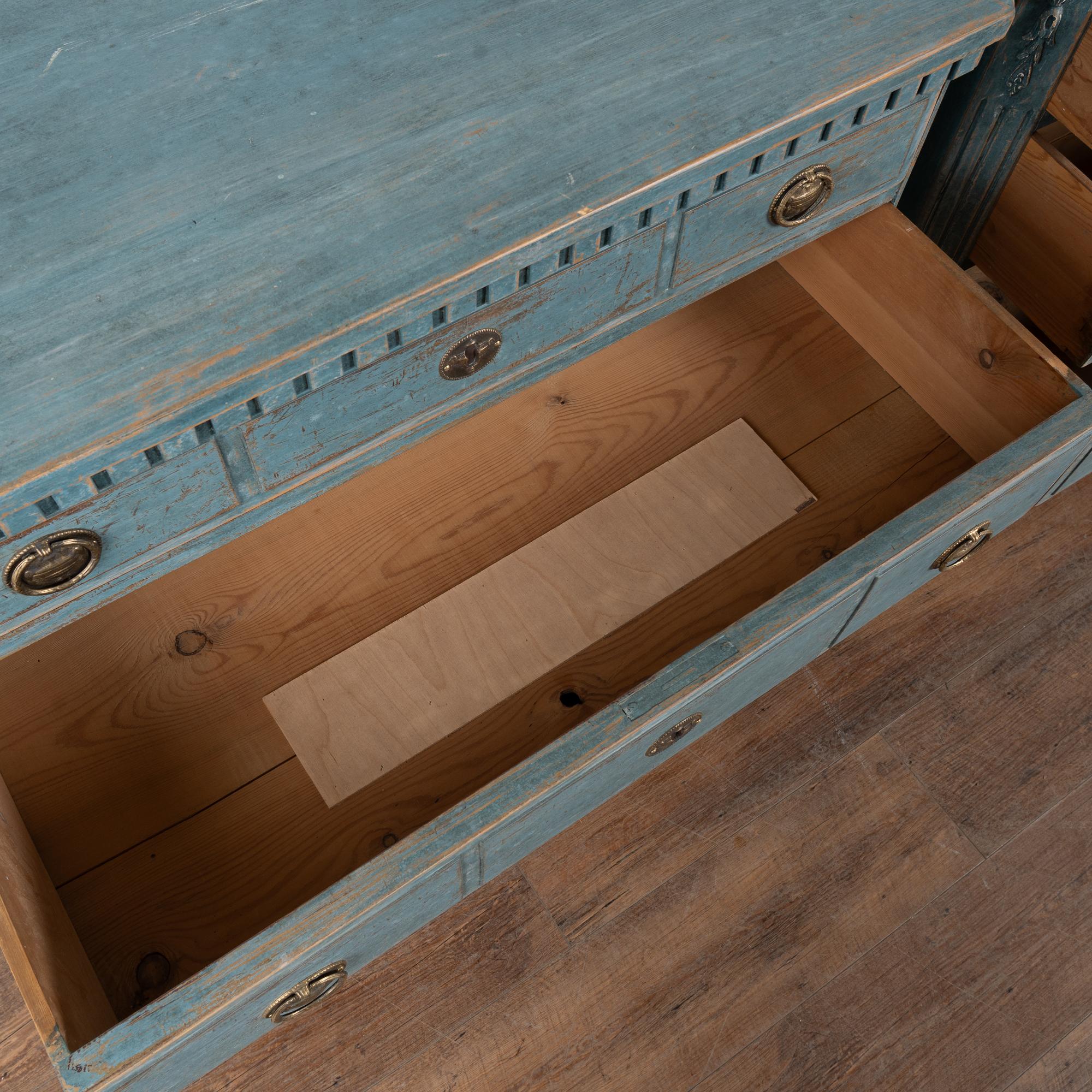 Paire de commodes en pin bleu suédois du XIXe siècle en vente 5