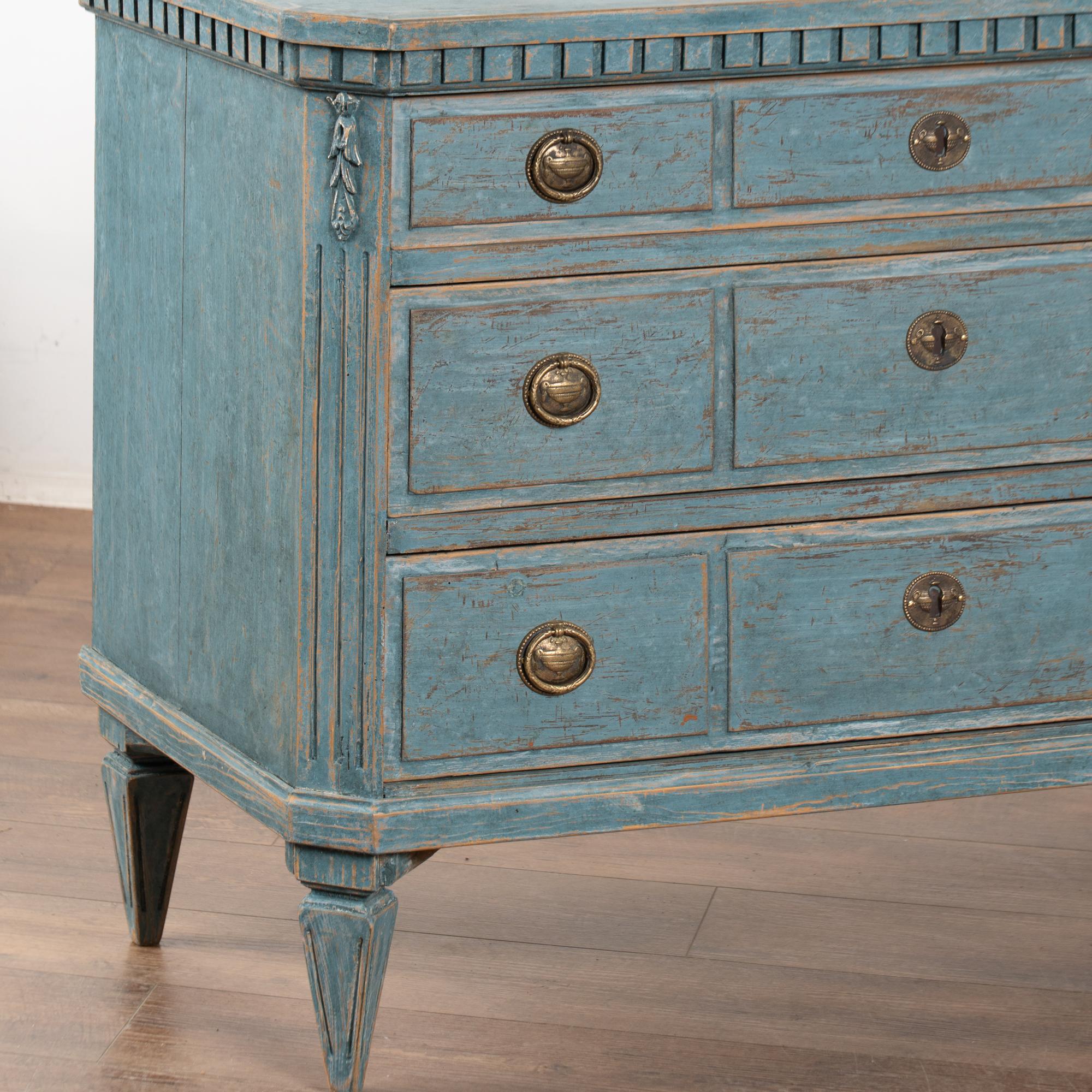 Paire de commodes en pin bleu suédois du XIXe siècle en vente 7