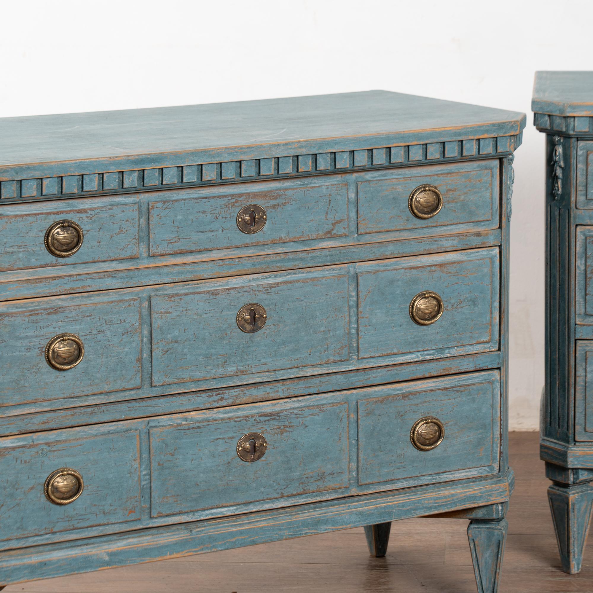 Paire de commodes en pin bleu suédois du XIXe siècle en vente 8