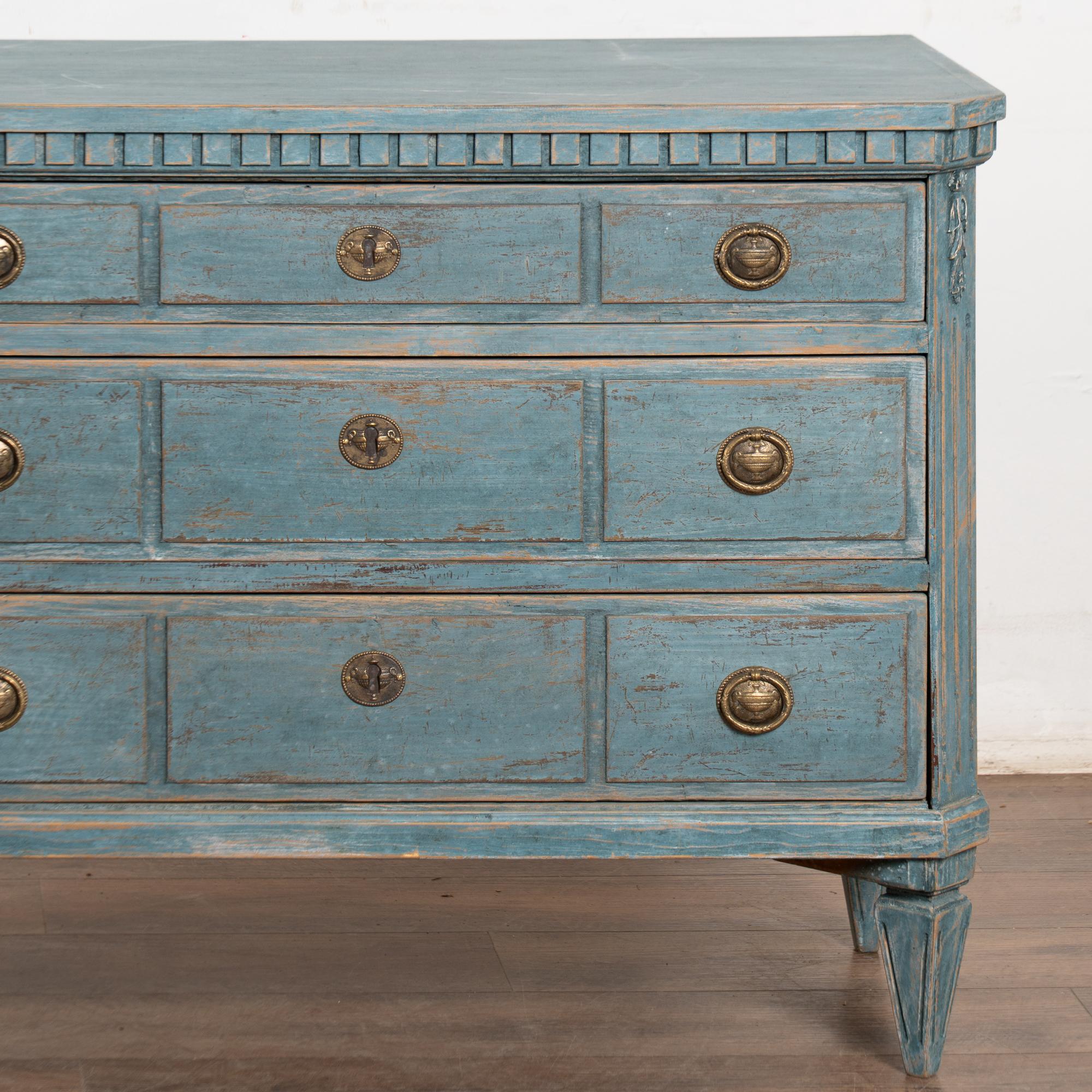 Paire de commodes en pin bleu suédois du XIXe siècle en vente 9