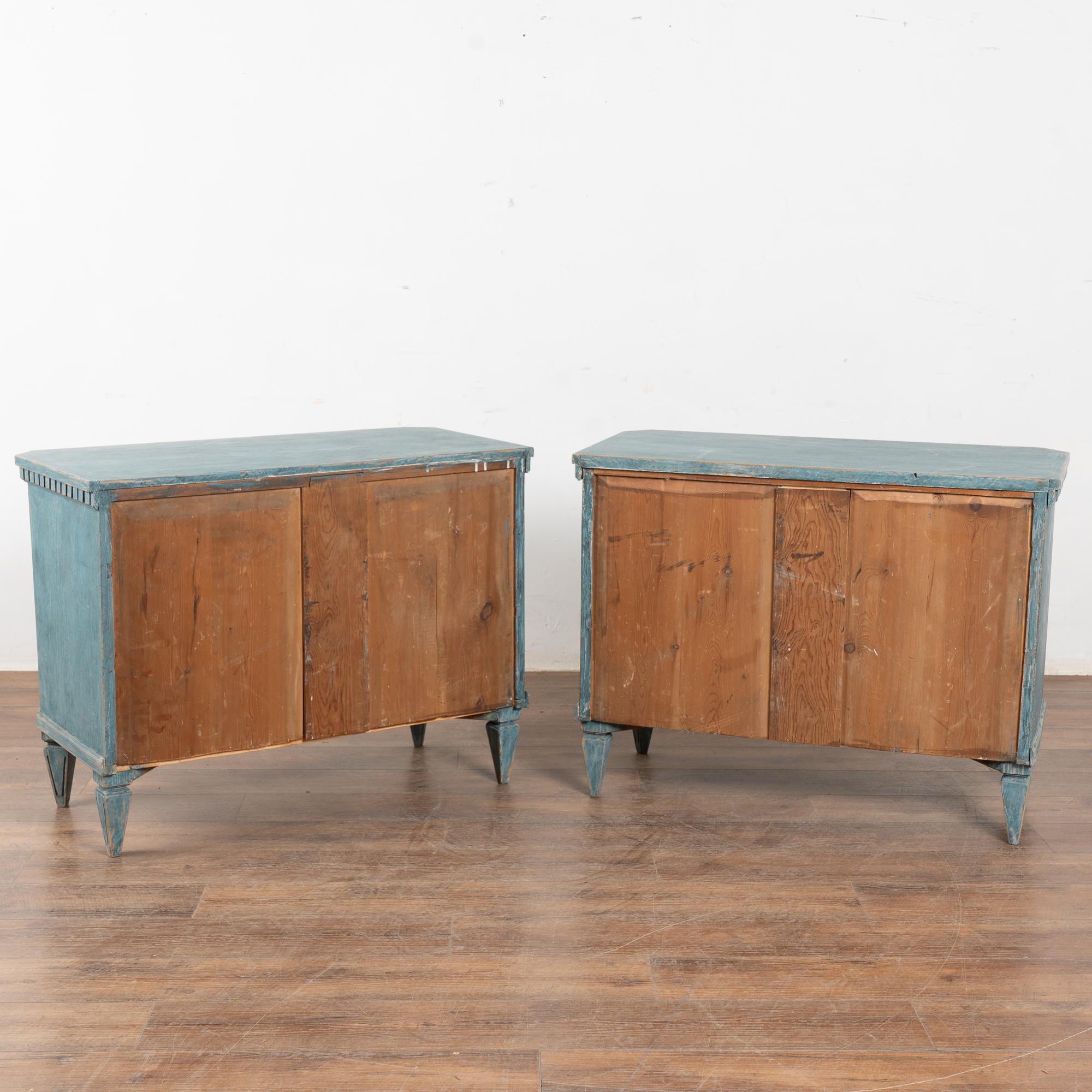 Paire de commodes en pin bleu suédois du XIXe siècle en vente 10
