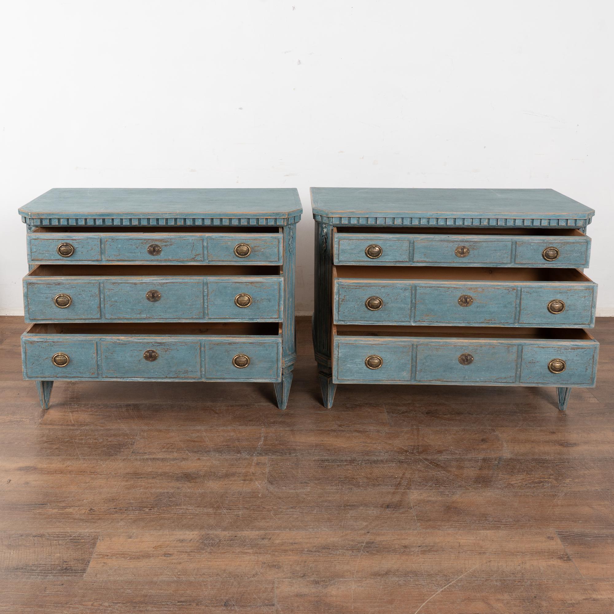 Gustavien Paire de commodes en pin bleu suédois du XIXe siècle en vente