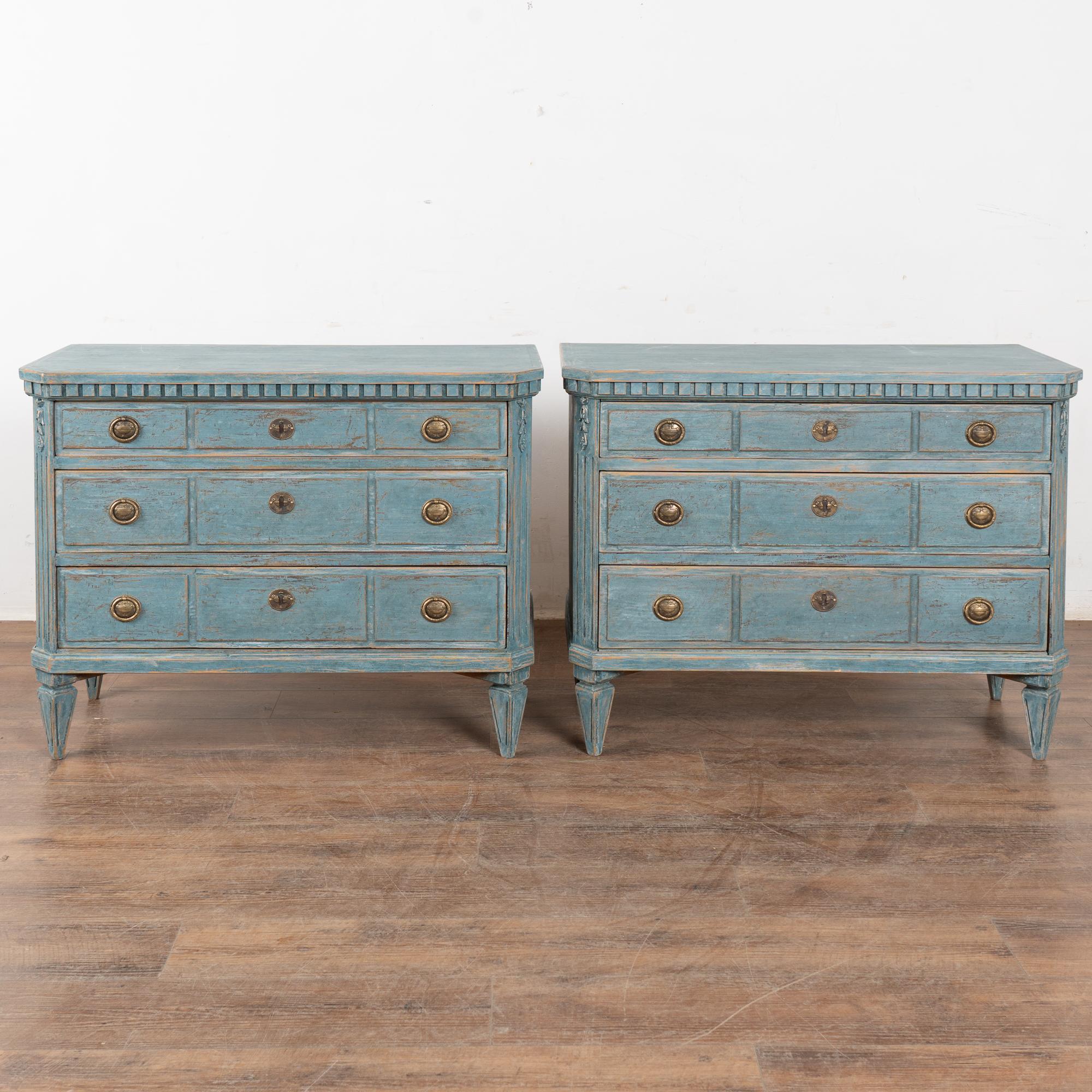 Suédois Paire de commodes en pin bleu suédois du XIXe siècle en vente