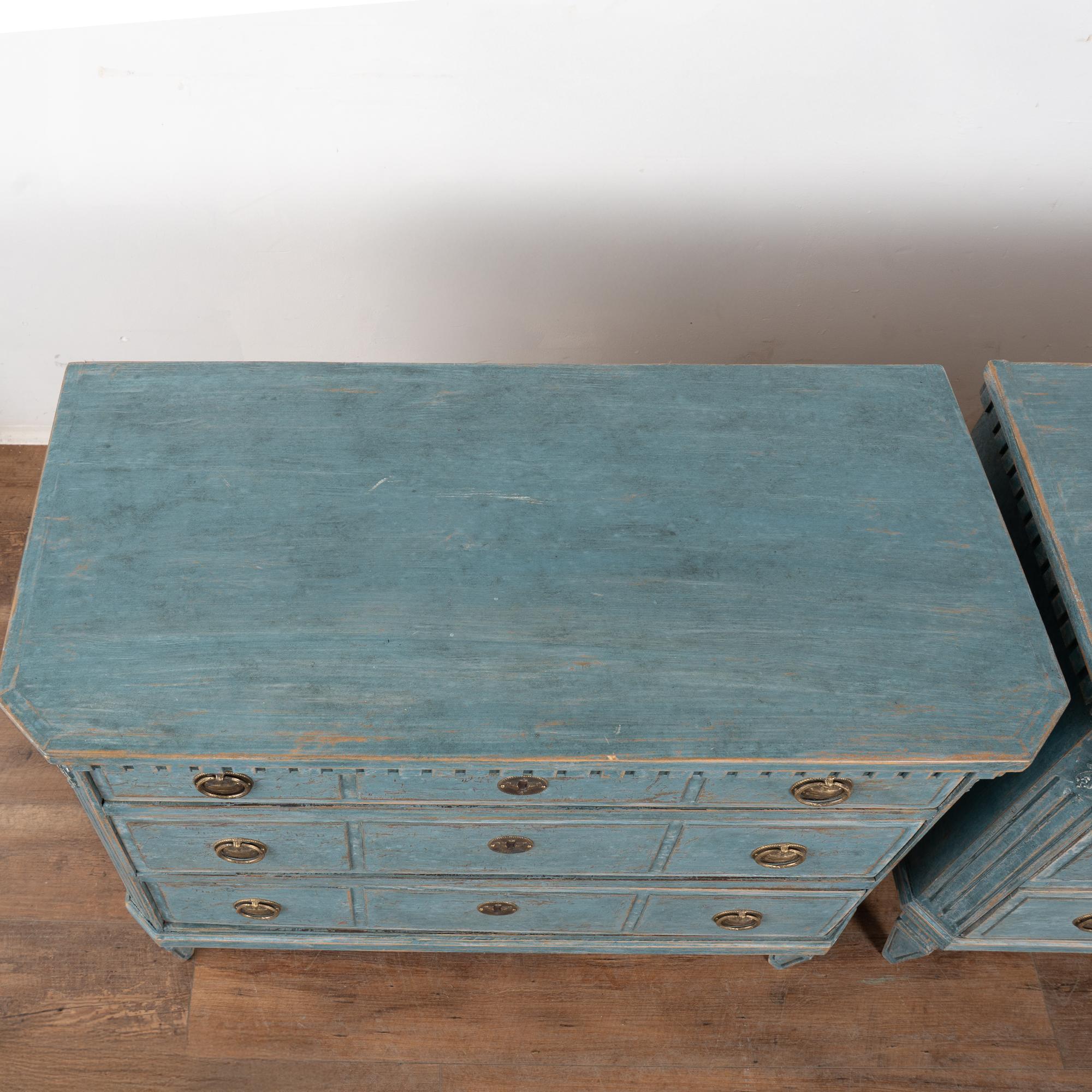 Paire de commodes en pin bleu suédois du XIXe siècle État moyen - En vente à Round Top, TX