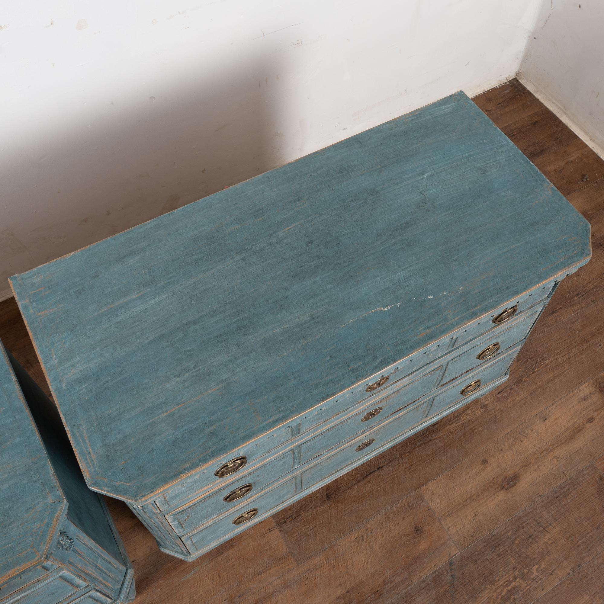 Laiton Paire de commodes en pin bleu suédois du XIXe siècle en vente