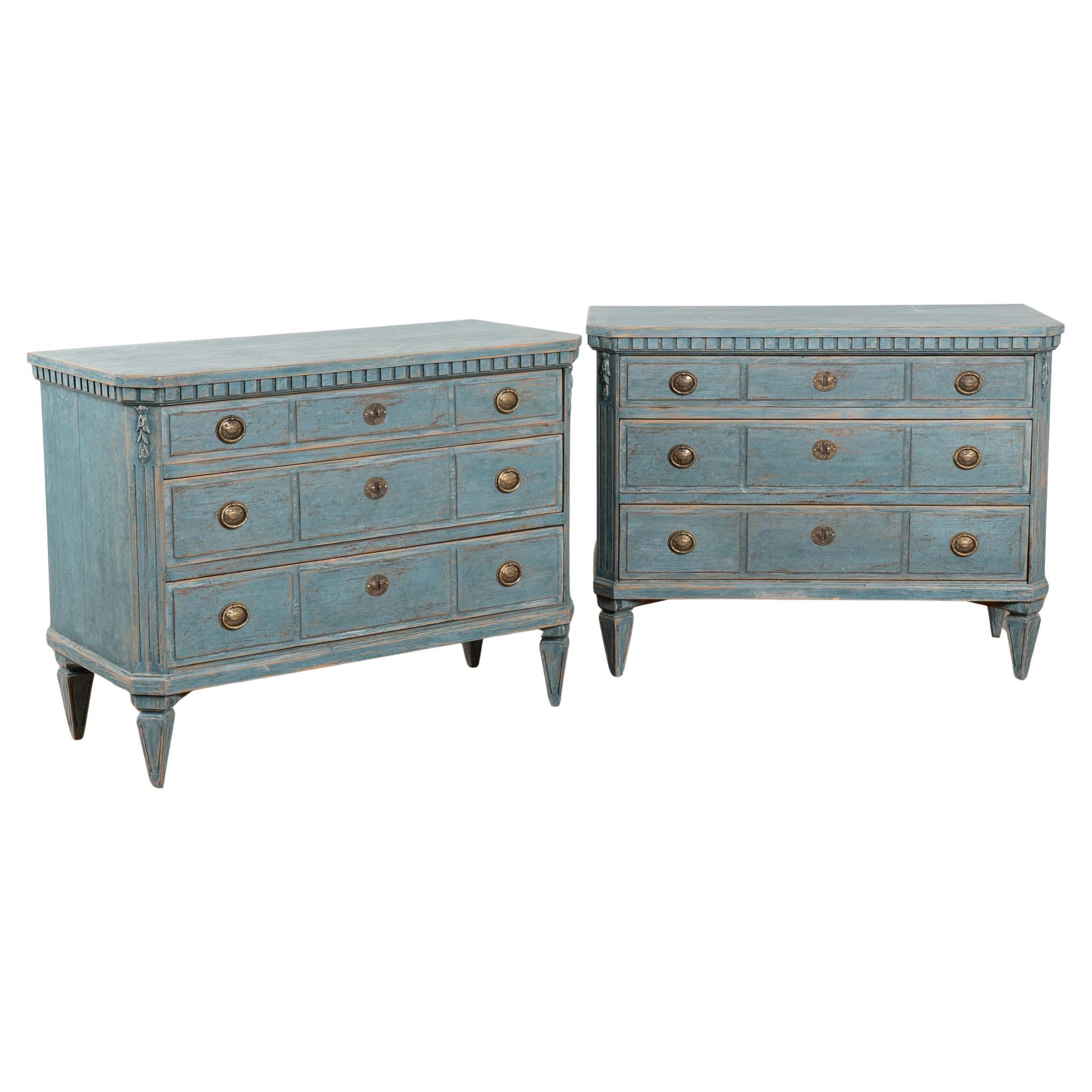 Paire de commodes en pin bleu suédois du XIXe siècle en vente