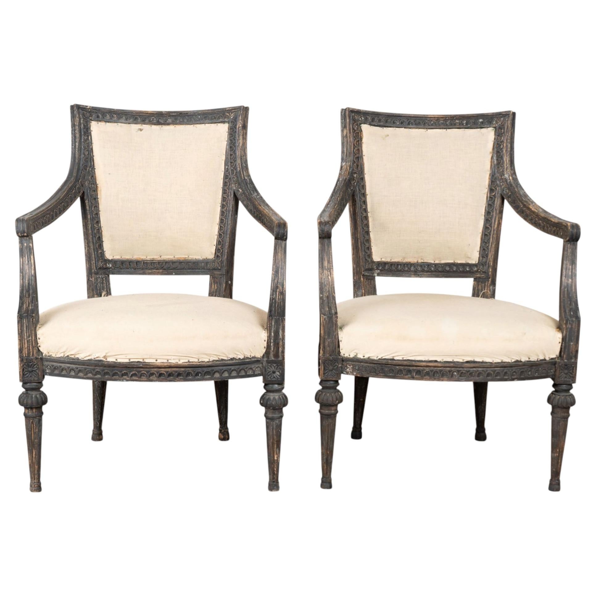 Paire de fauteuils suédois gustaviens du 19e siècle, peints en noir et sculptés