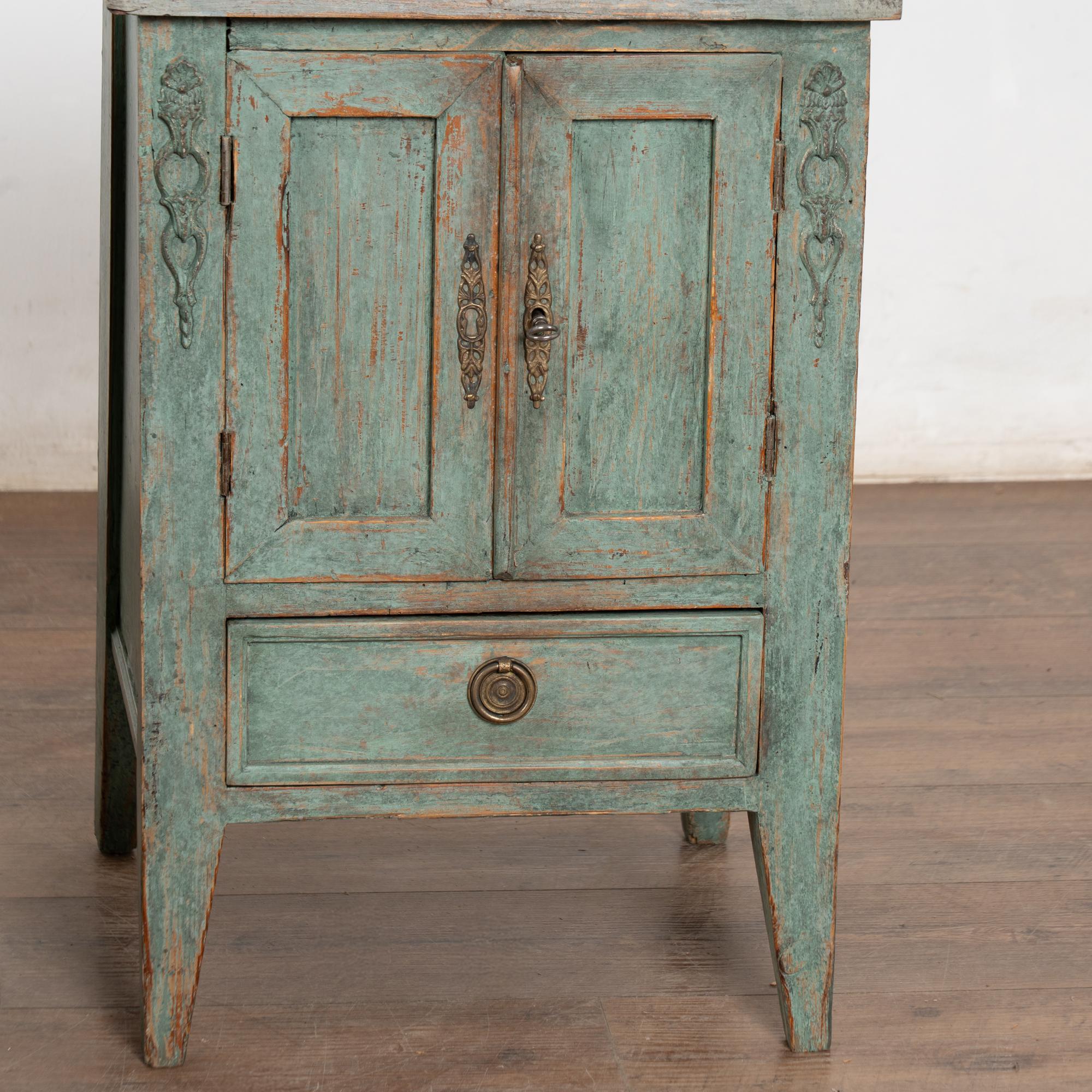 Pareja, Siglo XIX Mesillas de noche suecas de estilo Gustaviano Armarios pequeños en Bueno estado para la venta en Round Top, TX