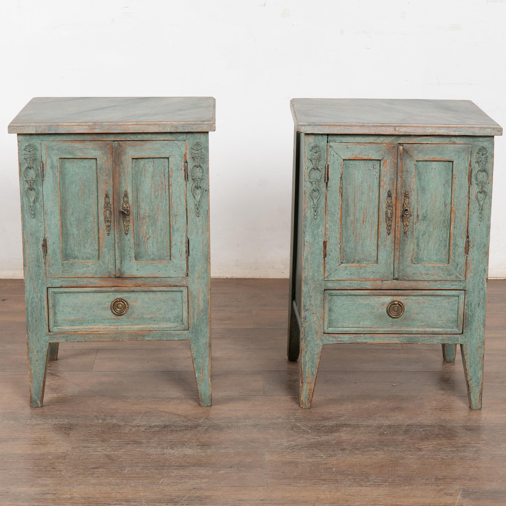 Pareja, Siglo XIX Mesillas de noche suecas de estilo Gustaviano Armarios pequeños en venta 2