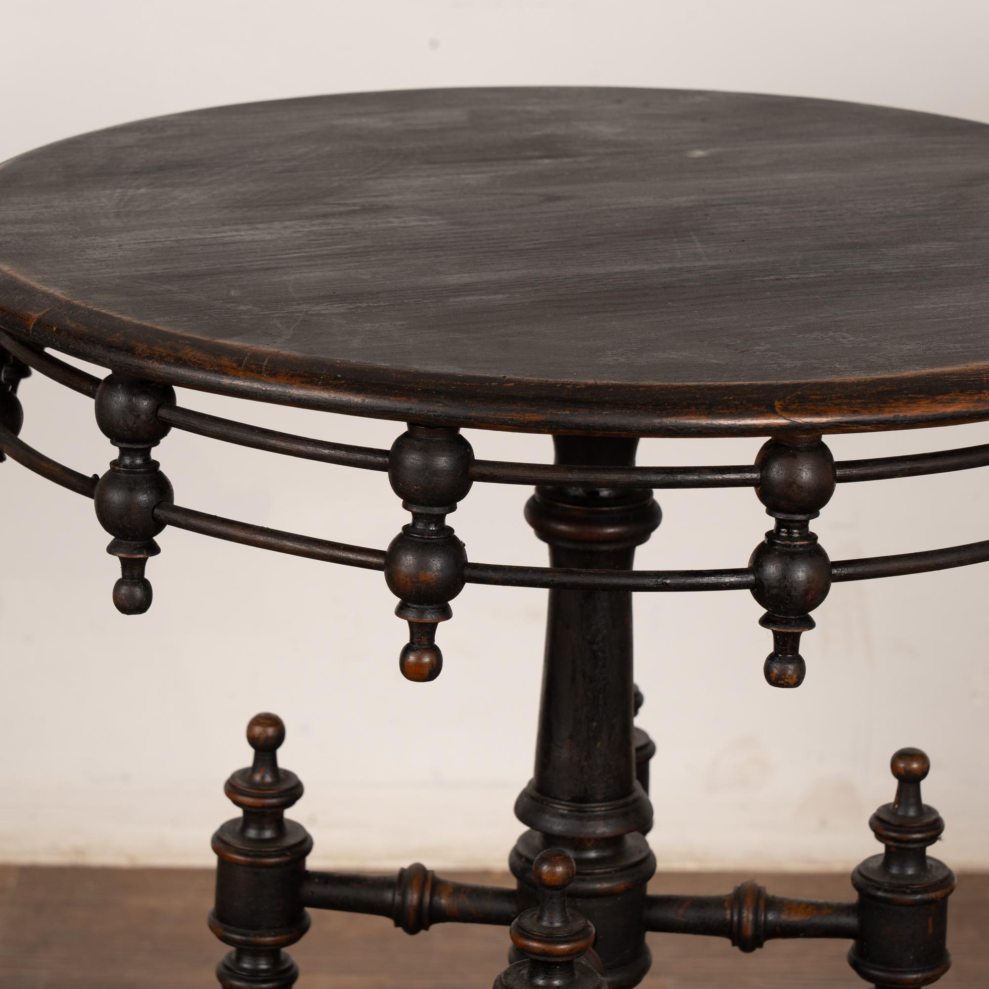 Paar, 19. Jahrhundert Schwedische Kleine Schwarze Pedestal Beistelltische im Angebot 5