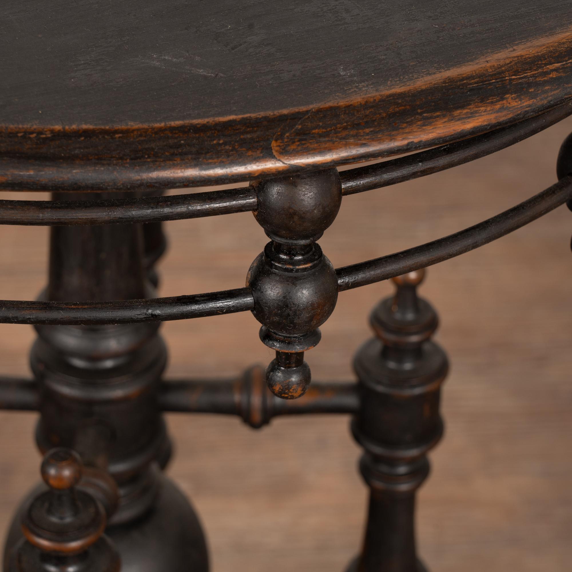 Paar, 19. Jahrhundert Schwedische Kleine Schwarze Pedestal Beistelltische im Angebot 6