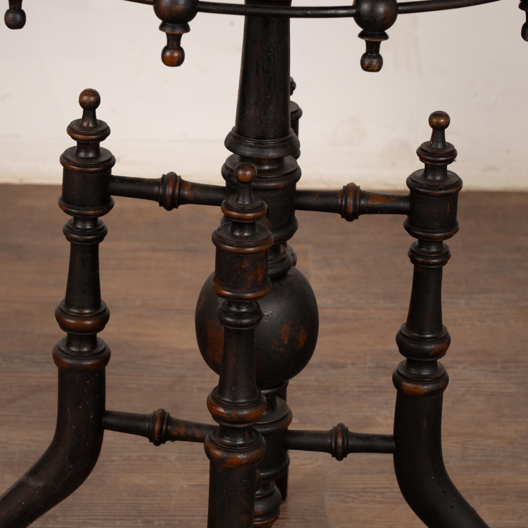 Paar, 19. Jahrhundert Schwedische Kleine Schwarze Pedestal Beistelltische im Angebot 7