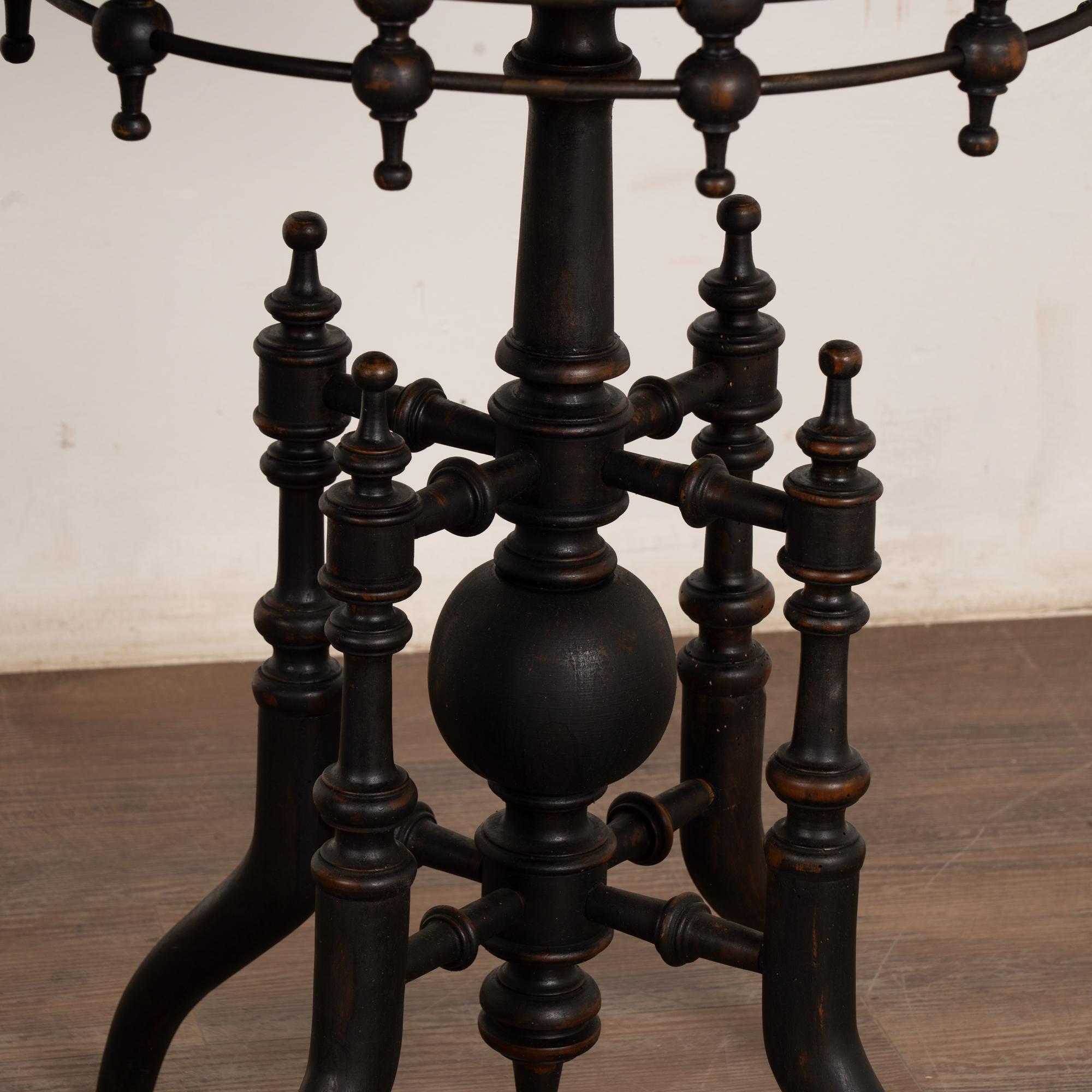 Paar, 19. Jahrhundert Schwedische Kleine Schwarze Pedestal Beistelltische im Angebot 8