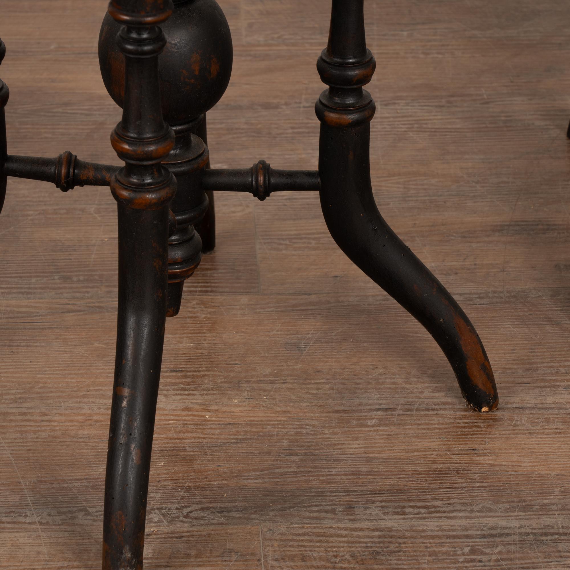 Paar, 19. Jahrhundert Schwedische Kleine Schwarze Pedestal Beistelltische im Angebot 10