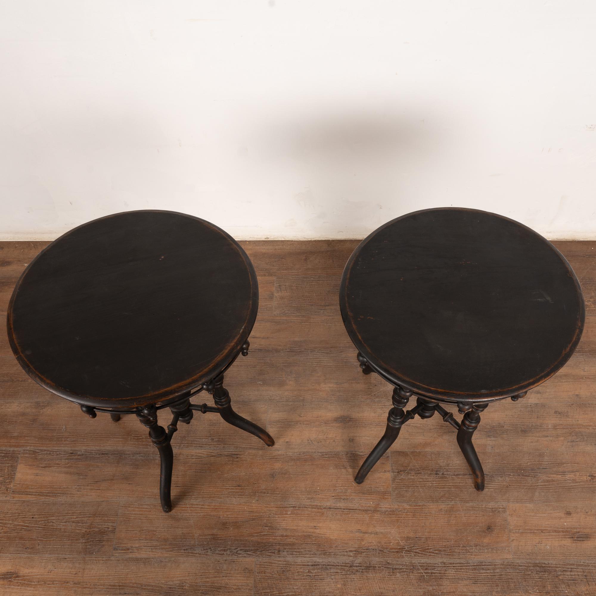 Paar, 19. Jahrhundert Schwedische Kleine Schwarze Pedestal Beistelltische im Zustand „Gut“ im Angebot in Round Top, TX