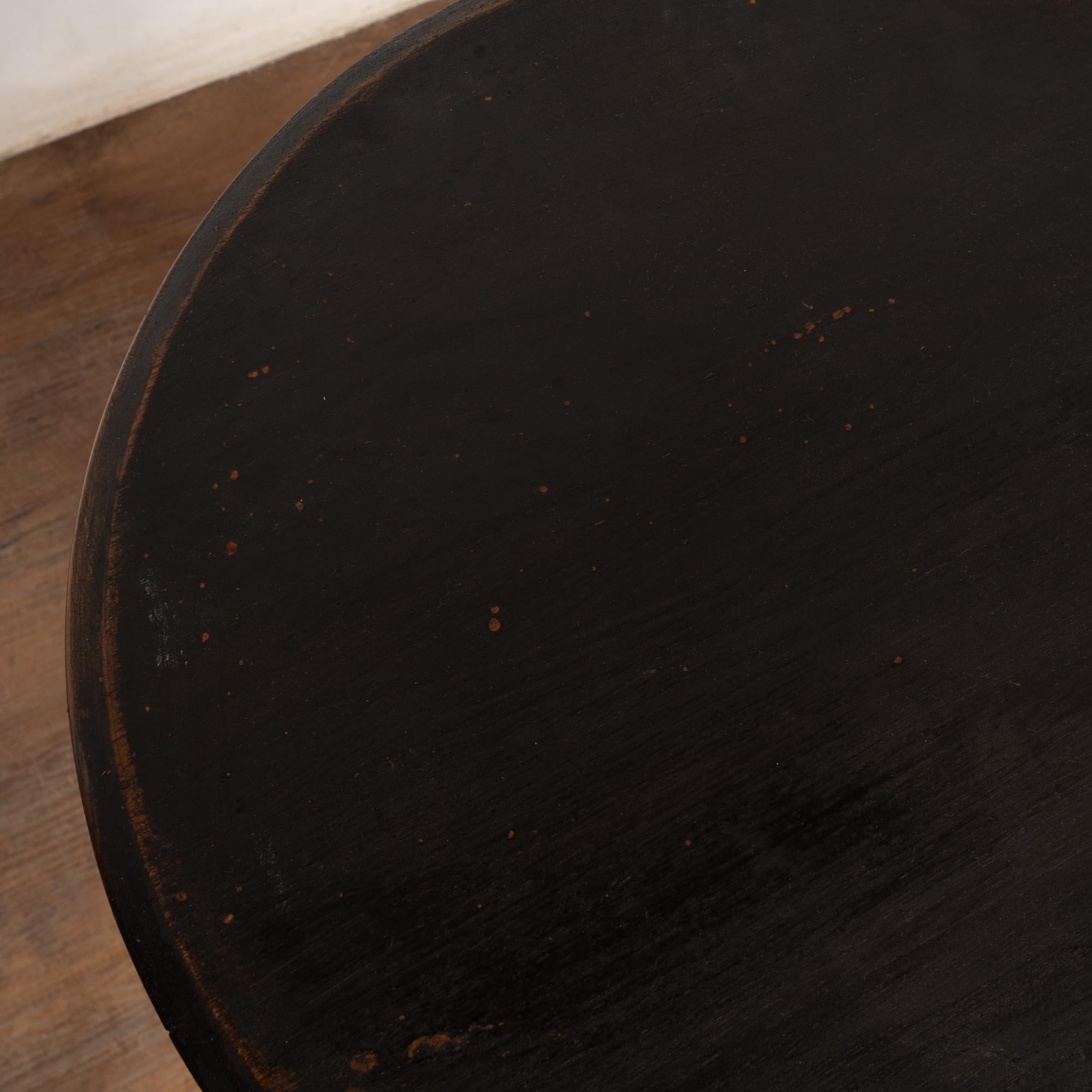 Paar, 19. Jahrhundert Schwedische Kleine Schwarze Pedestal Beistelltische (Holz) im Angebot