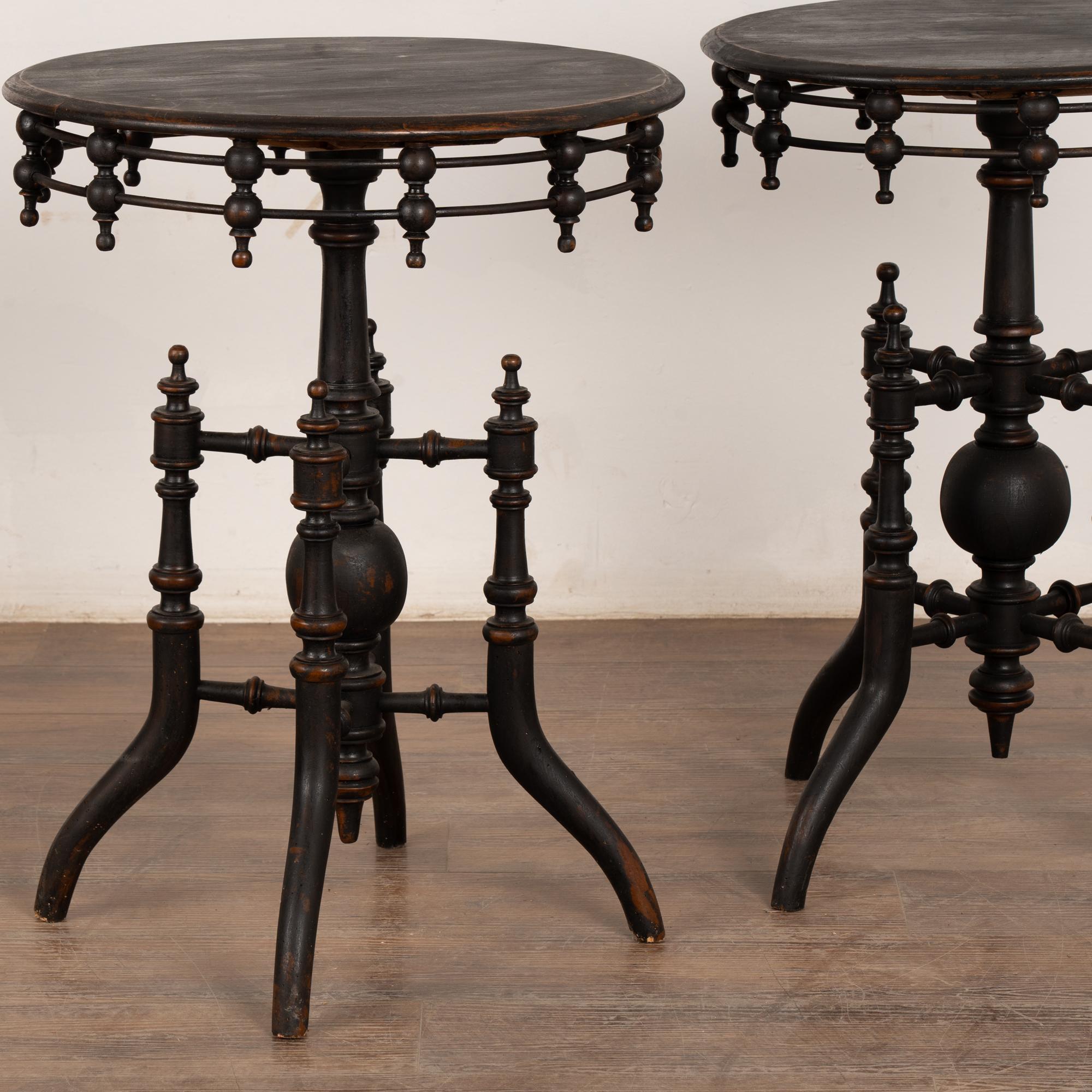 Paar, 19. Jahrhundert Schwedische Kleine Schwarze Pedestal Beistelltische im Angebot 3