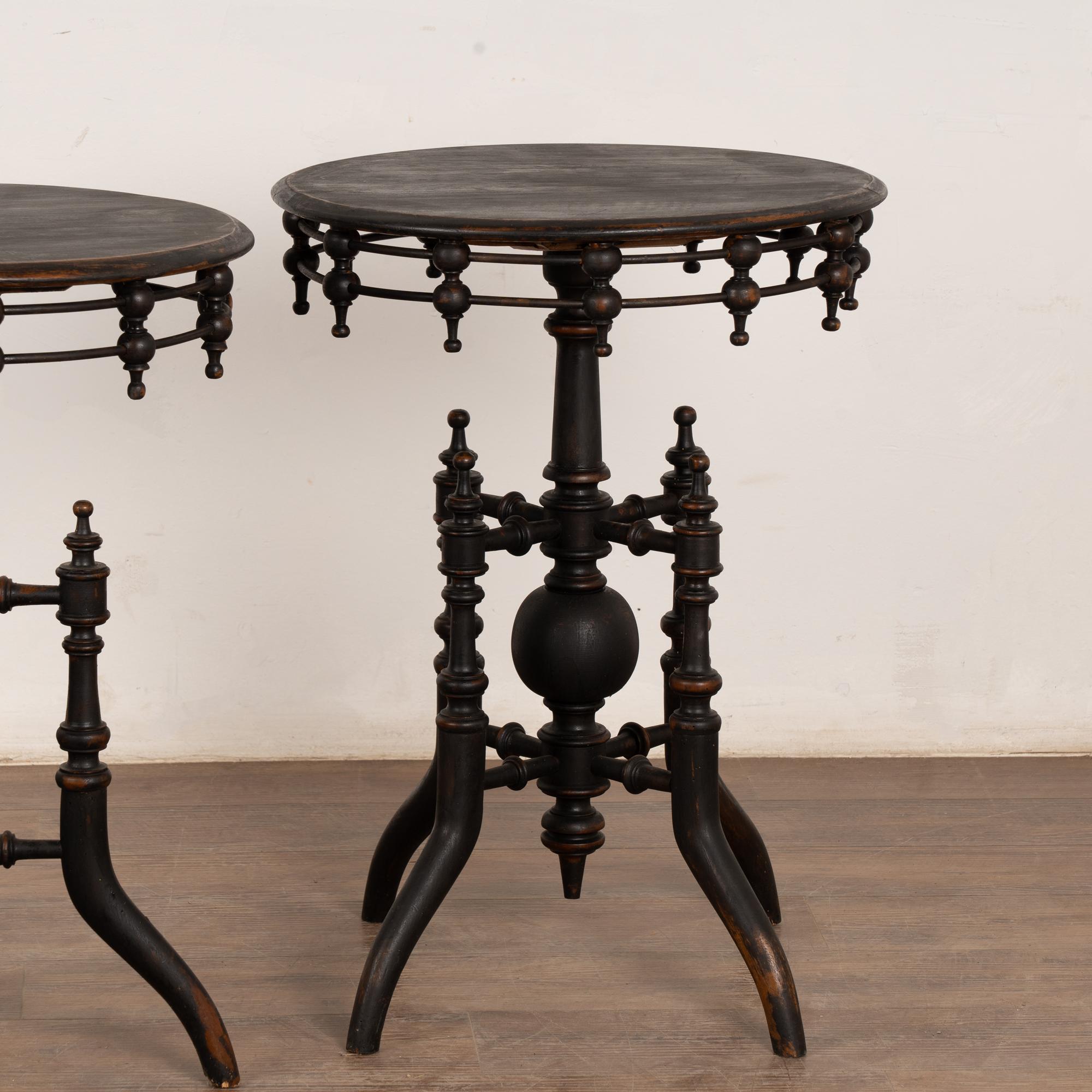Paar, 19. Jahrhundert Schwedische Kleine Schwarze Pedestal Beistelltische im Angebot 4