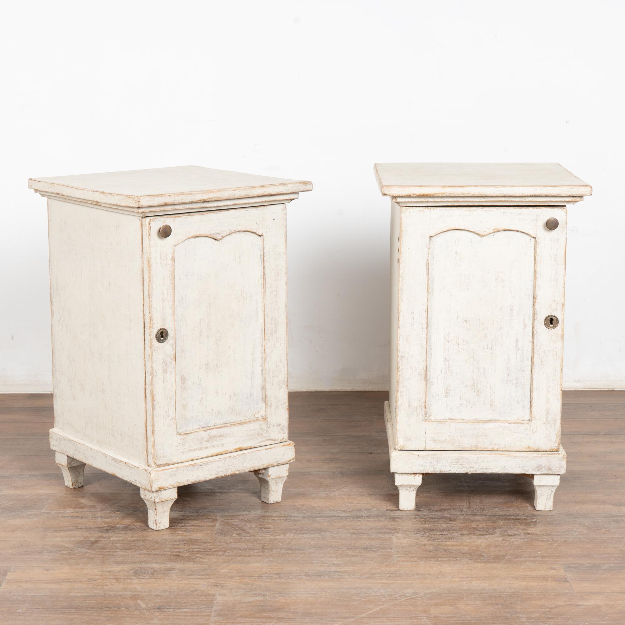 Coppia di piccoli comodini o armadietti svedesi in stile gustaviano dipinti di bianco che poggiano su piedi affusolati.
La particolarità di questa coppia è l'interno con quattro piccoli cassetti in ciascuno di essi.
La finitura esterna verniciata di