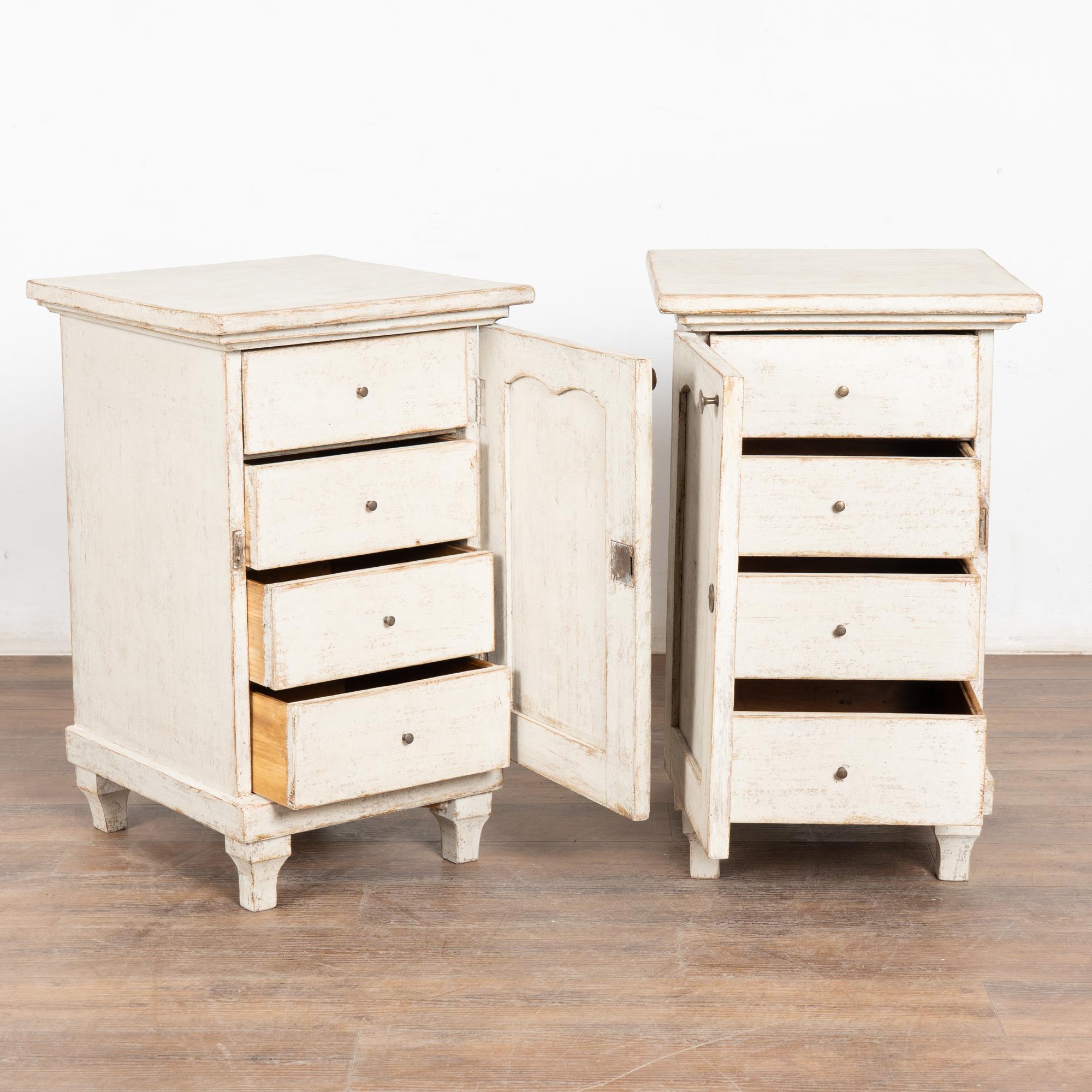 Gustaviano Coppia di piccoli armadietti o comodini svedesi del XIX secolo in stile gustaviano, di colore bianco in vendita