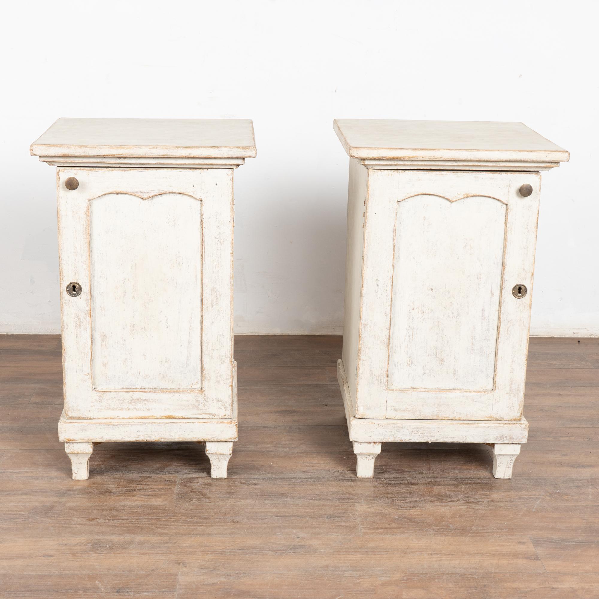 Svedese Coppia di piccoli armadietti o comodini svedesi del XIX secolo in stile gustaviano, di colore bianco in vendita
