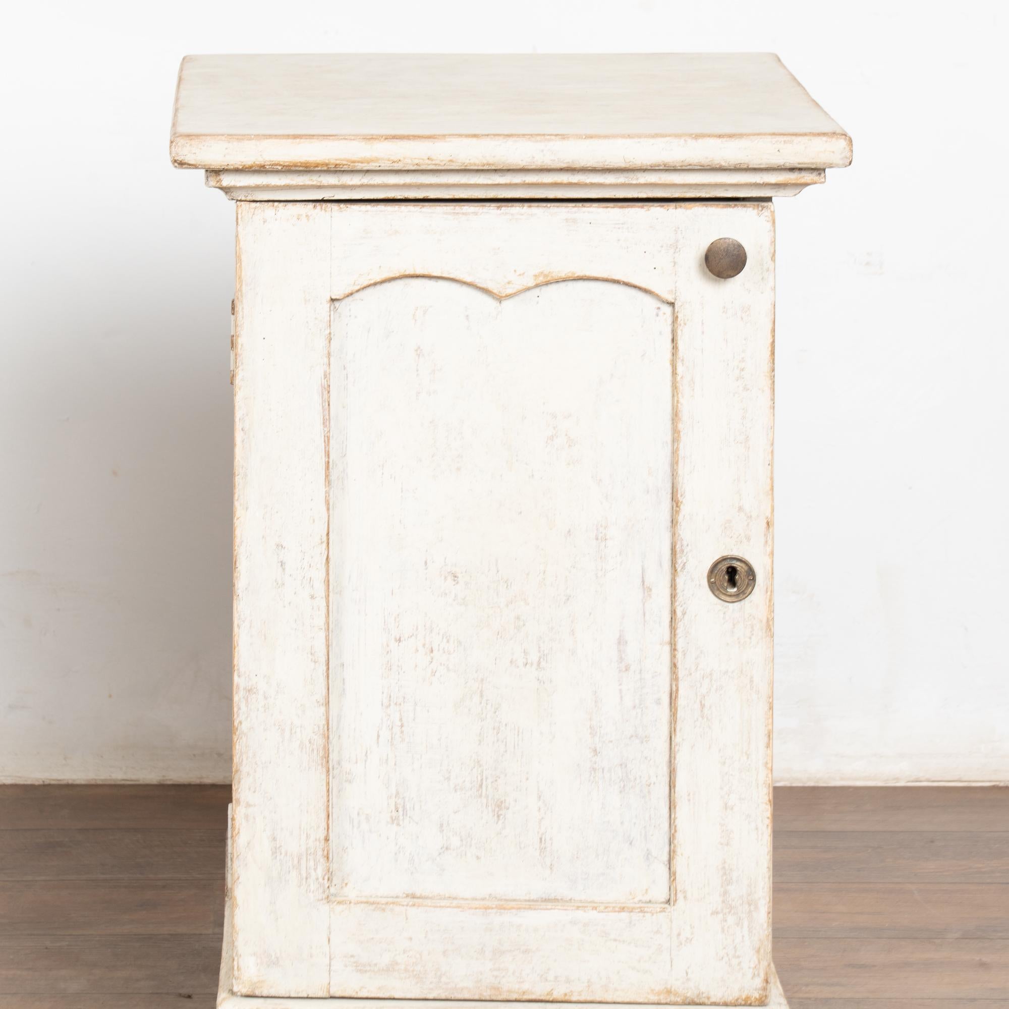Ottone Coppia di piccoli armadietti o comodini svedesi del XIX secolo in stile gustaviano, di colore bianco in vendita