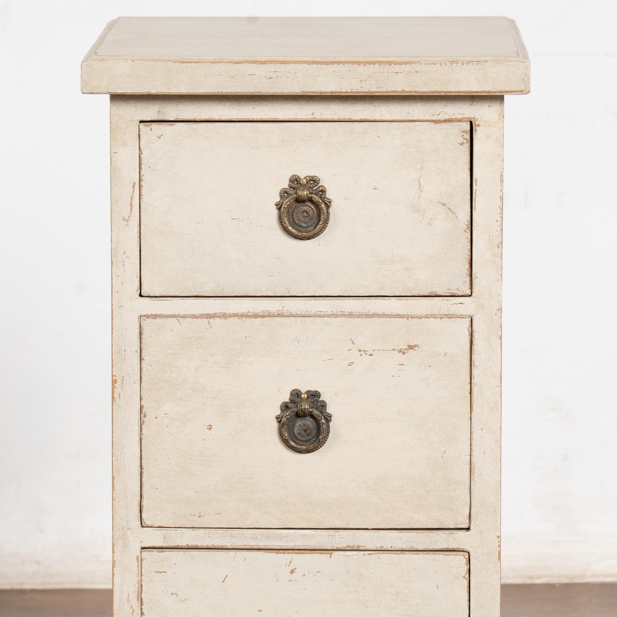 Coppia di comodini bianchi svedesi del XIX secolo Cassettiera stretta in vendita 4