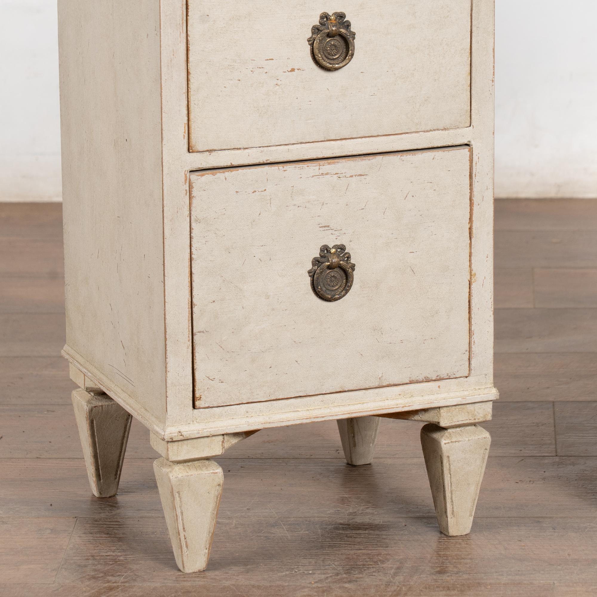 Coppia di comodini bianchi svedesi del XIX secolo Cassettiera stretta in vendita 5