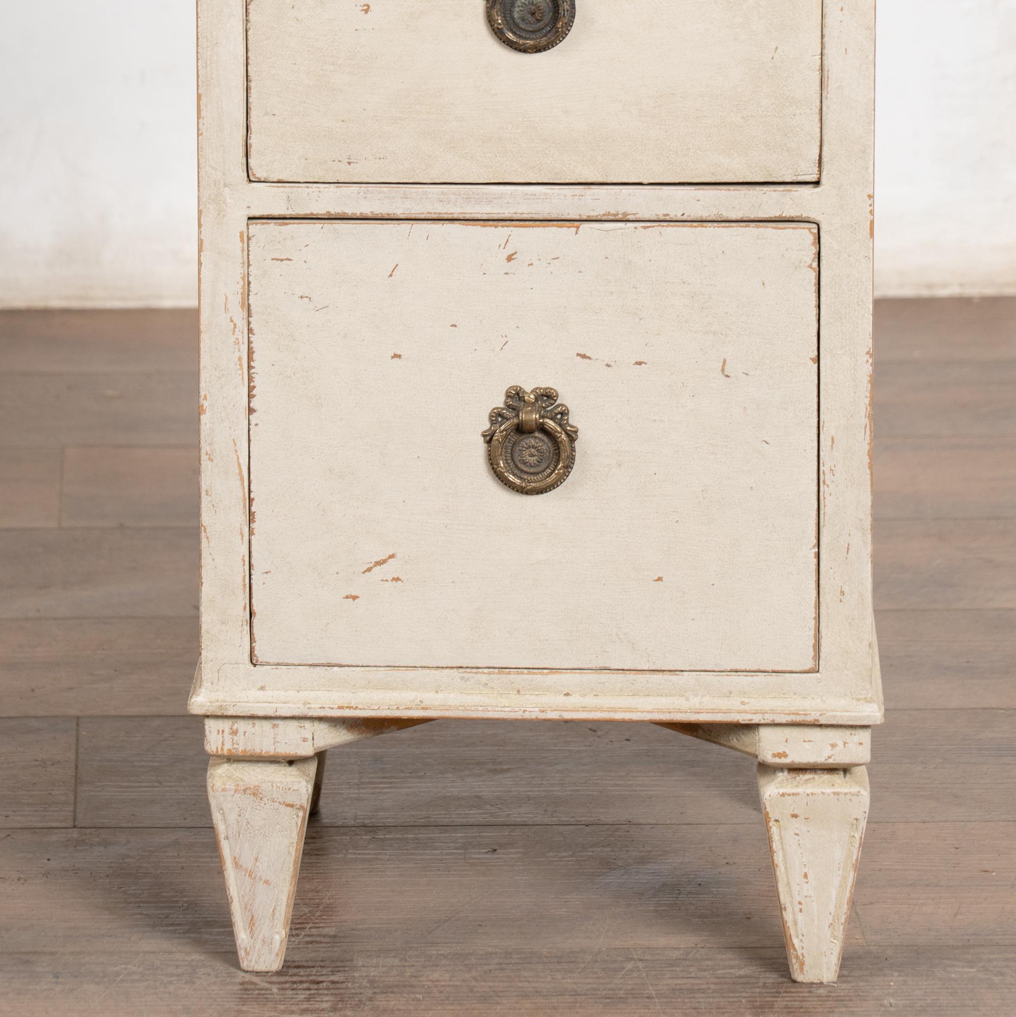 Coppia di comodini bianchi svedesi del XIX secolo Cassettiera stretta in vendita 6