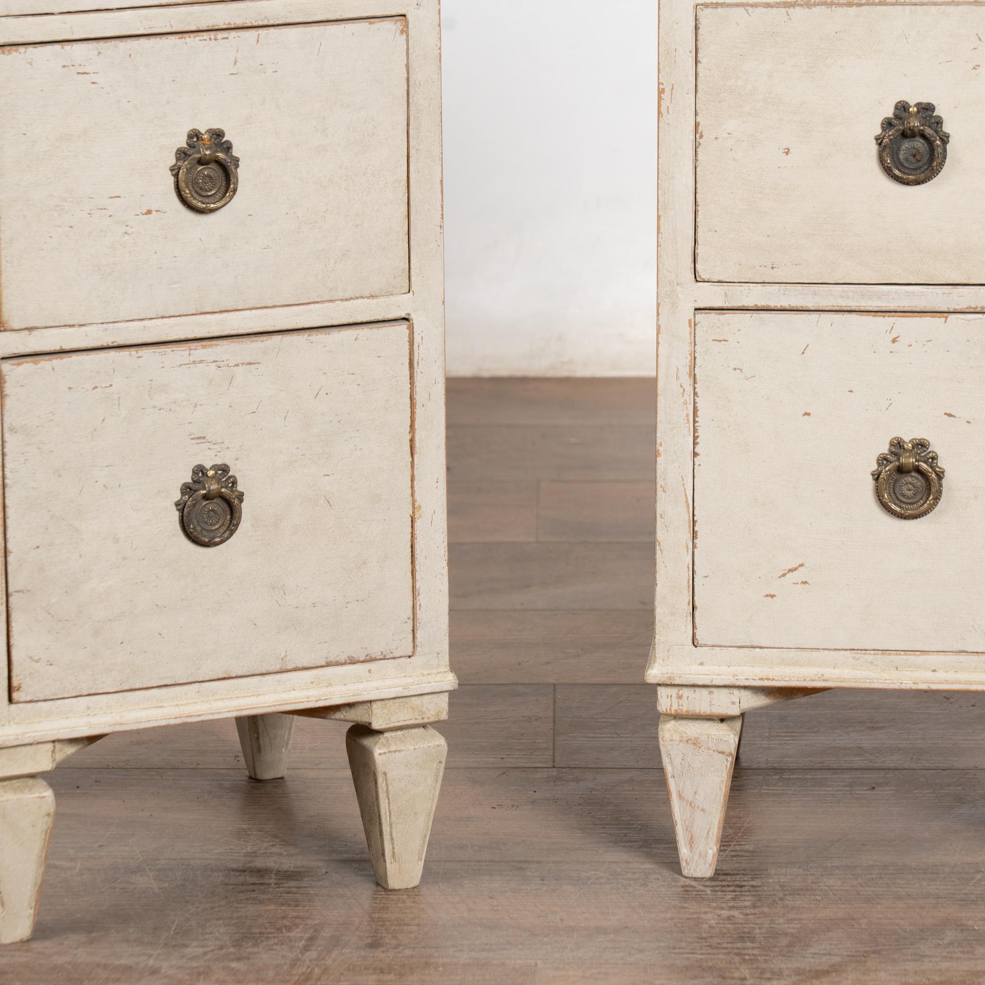 Coppia di comodini bianchi svedesi del XIX secolo Cassettiera stretta in vendita 7