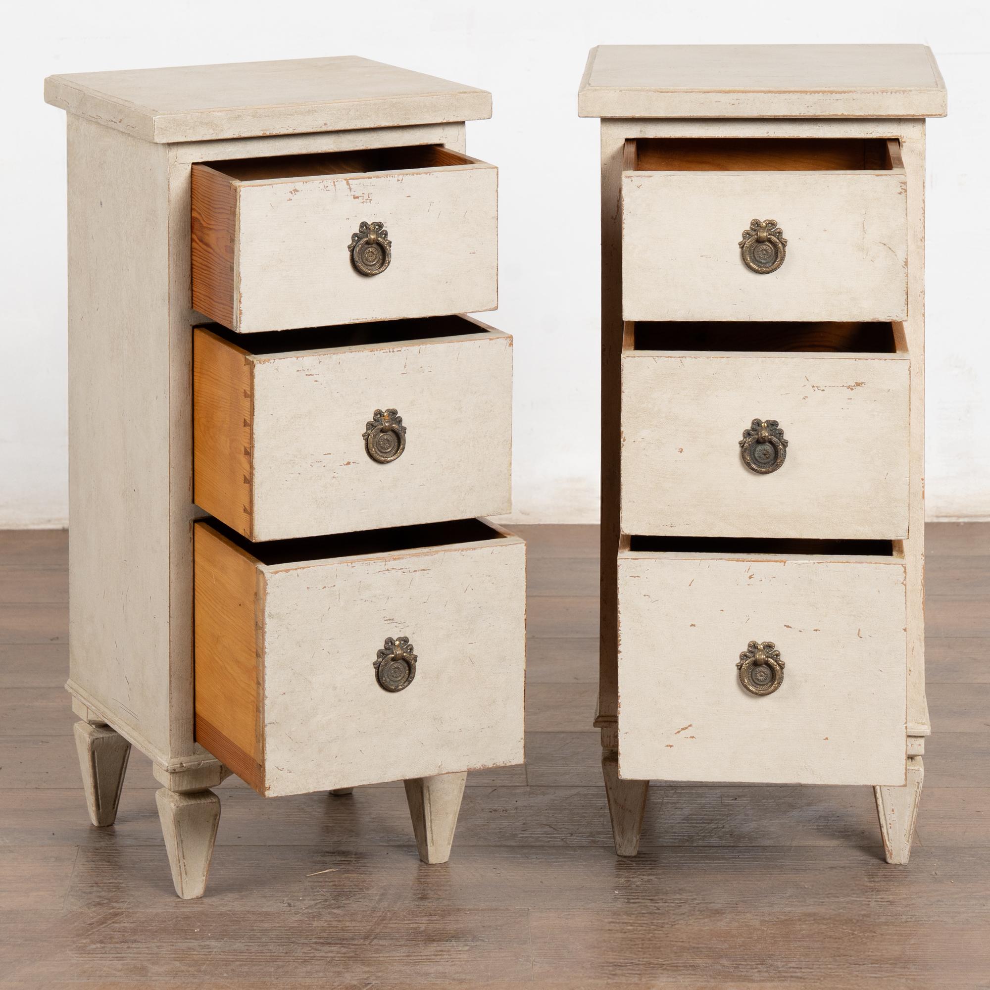 Gustaviano Coppia di comodini bianchi svedesi del XIX secolo Cassettiera stretta in vendita