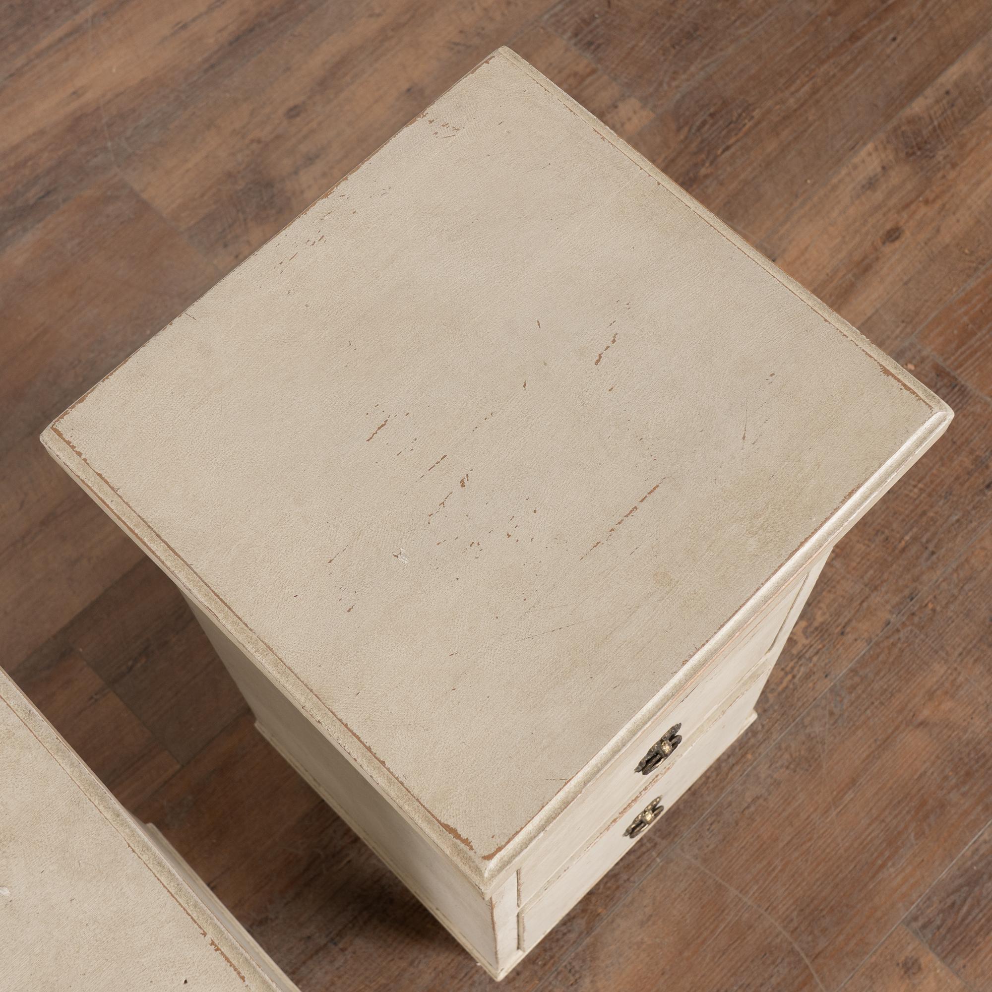Ottone Coppia di comodini bianchi svedesi del XIX secolo Cassettiera stretta in vendita