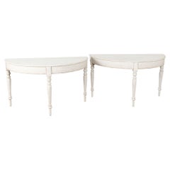 Paire de grandes consoles suédoises du XIXe siècle, peintes en blanc, de forme demi-lune