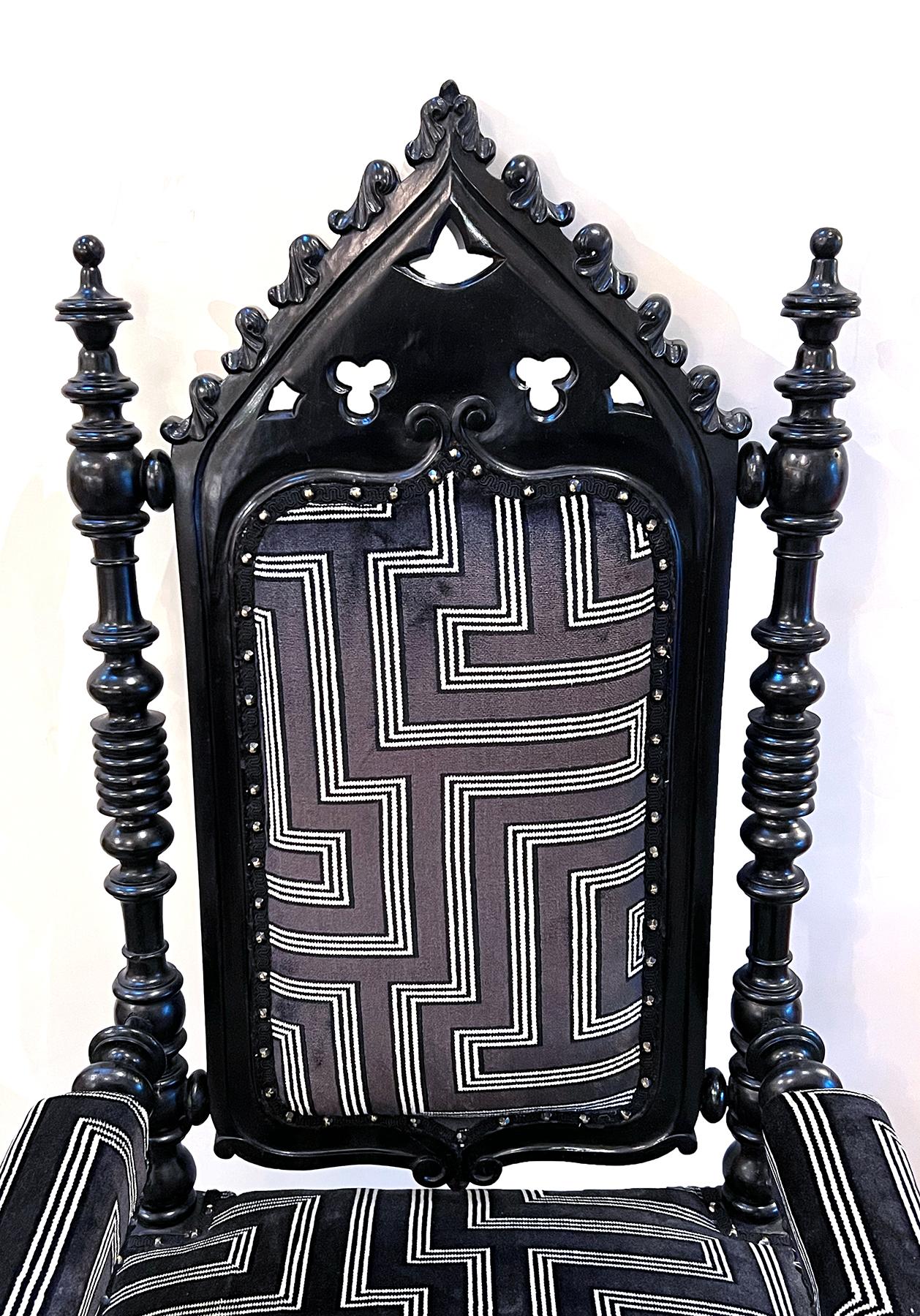 Paar viktorianische Gotik Revival 19. Jahrhundert gedreht geschnitzt Ebonized Sessel im Angebot 1