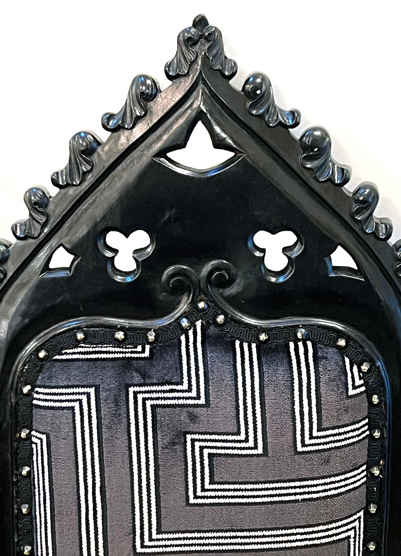 Paar viktorianische Gotik Revival 19. Jahrhundert gedreht geschnitzt Ebonized Sessel im Angebot 2