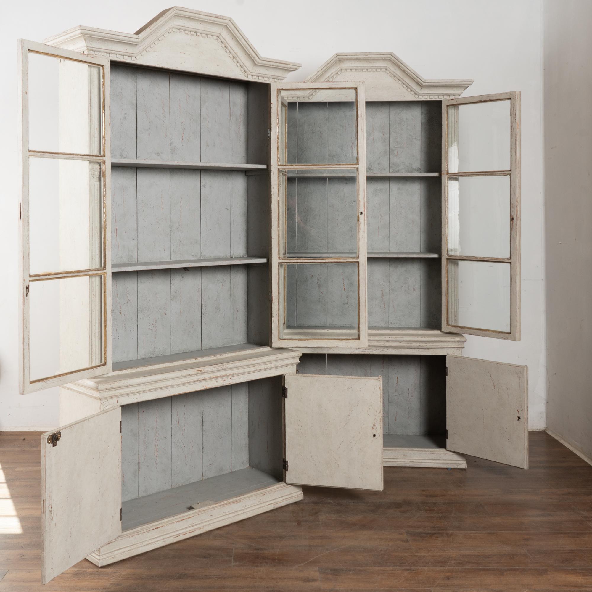 Gustavien Paire de bibliothèques gustaviennes suédoises blanches du 19e siècle Vitrines en vente
