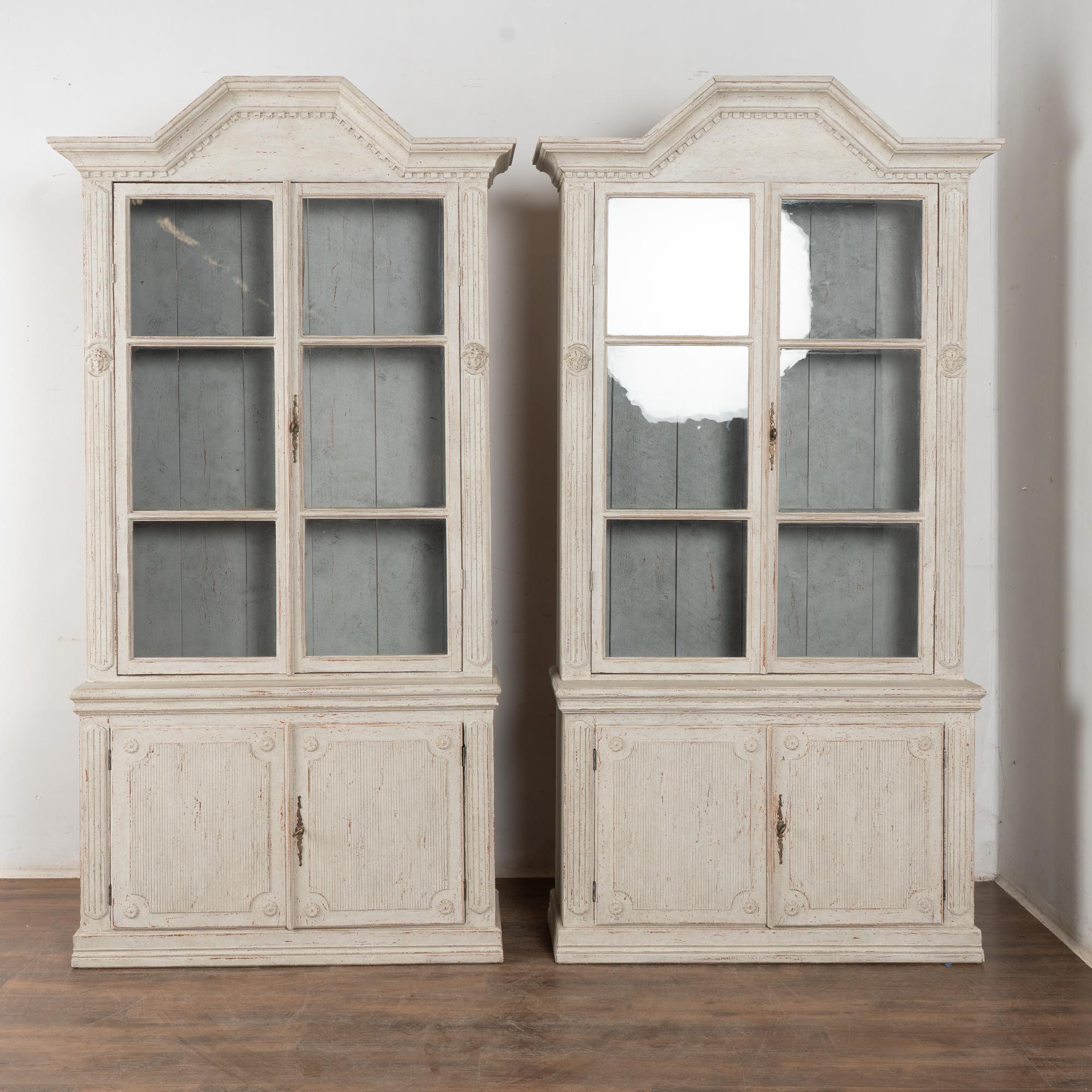 Suédois Paire de bibliothèques gustaviennes suédoises blanches du 19e siècle Vitrines en vente
