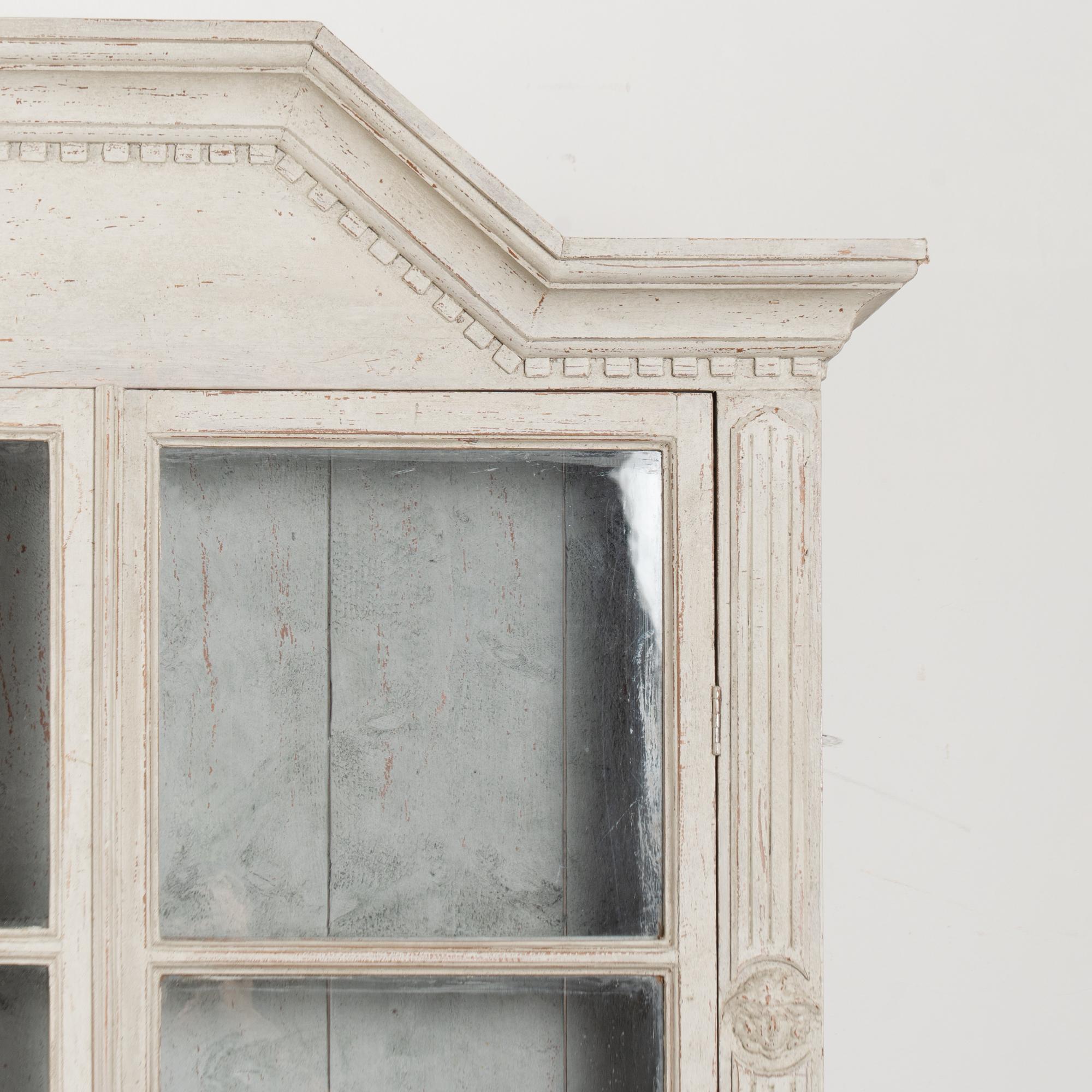 Verre Paire de bibliothèques gustaviennes suédoises blanches du 19e siècle Vitrines en vente