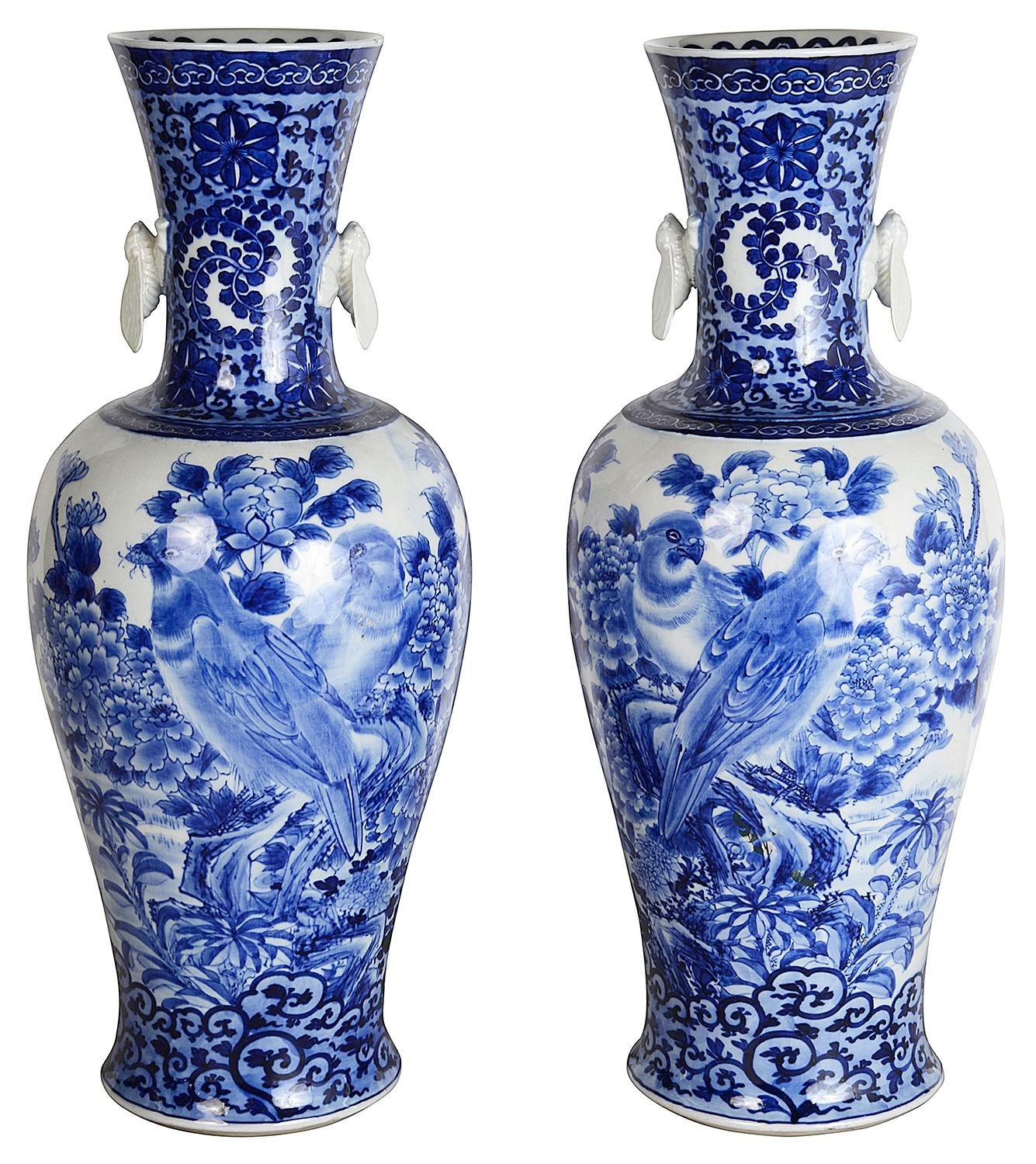 Una coppia molto decorativa di vasi / lampade in porcellana giapponese bianca e blu della fine del XIX secolo. Ognuno di essi raffigura meravigliosi fiori esotici, uccelli e motivi classici orientali ai bordi.

Lotto 80 62946 TNYKZ