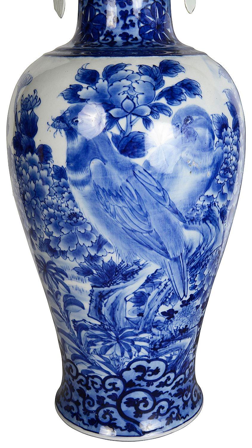 Giapponese Coppia di vasi / lampade giapponesi blu e bianche del XIX secolo. in vendita