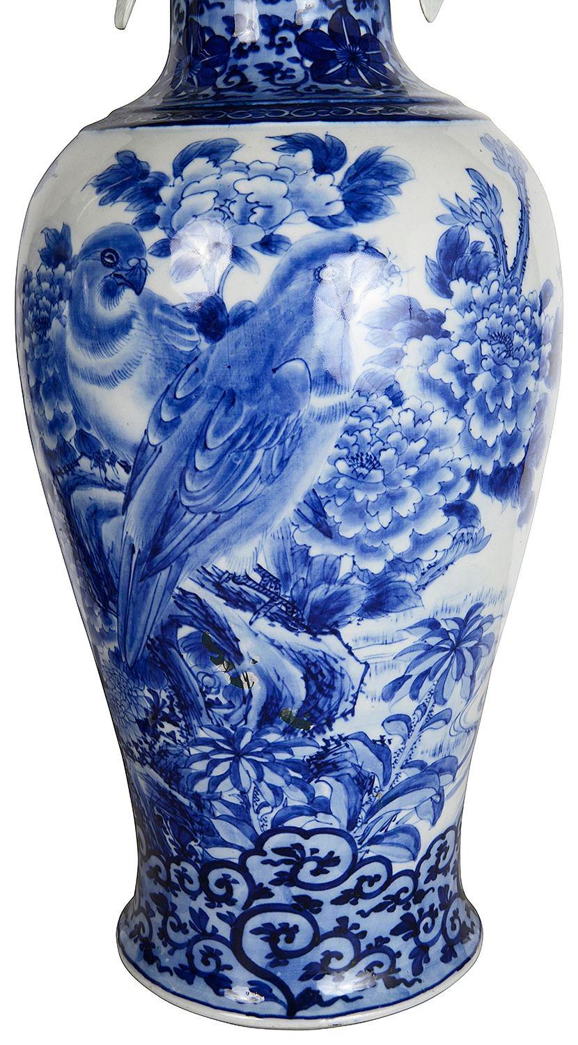 Dipinto a mano Coppia di vasi / lampade giapponesi blu e bianche del XIX secolo. in vendita