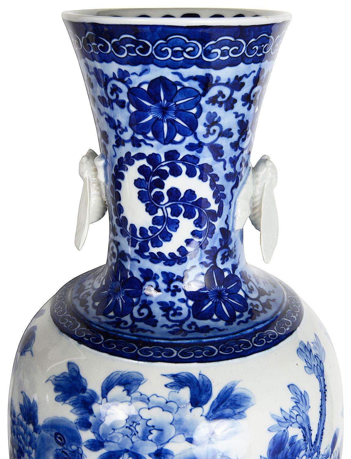 Coppia di vasi / lampade giapponesi blu e bianche del XIX secolo. In condizioni buone in vendita a Brighton, Sussex