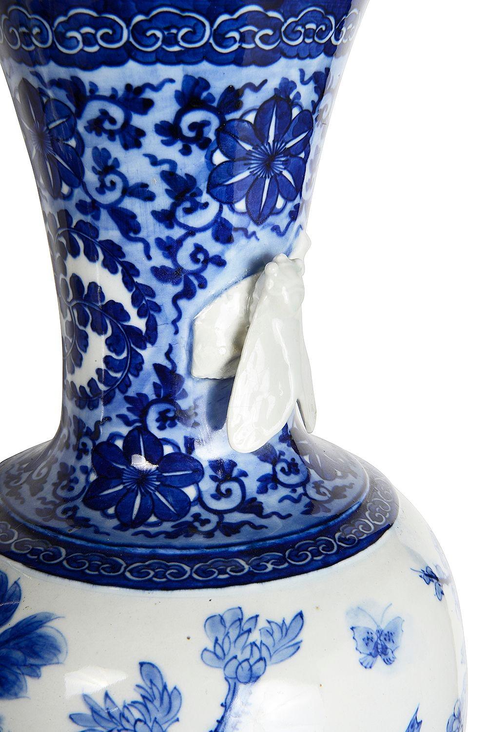 Porcellana Coppia di vasi / lampade giapponesi blu e bianche del XIX secolo. in vendita