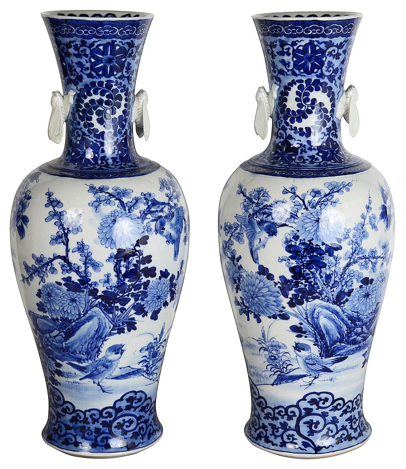 Coppia di vasi / lampade giapponesi blu e bianche del XIX secolo. in vendita 1