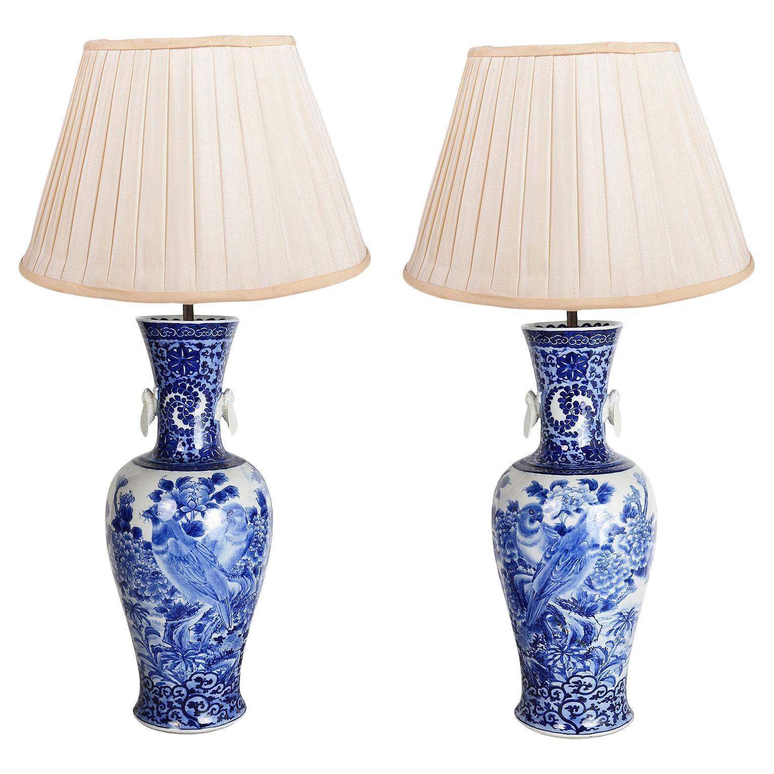 Coppia di vasi / lampade giapponesi blu e bianche del XIX secolo.