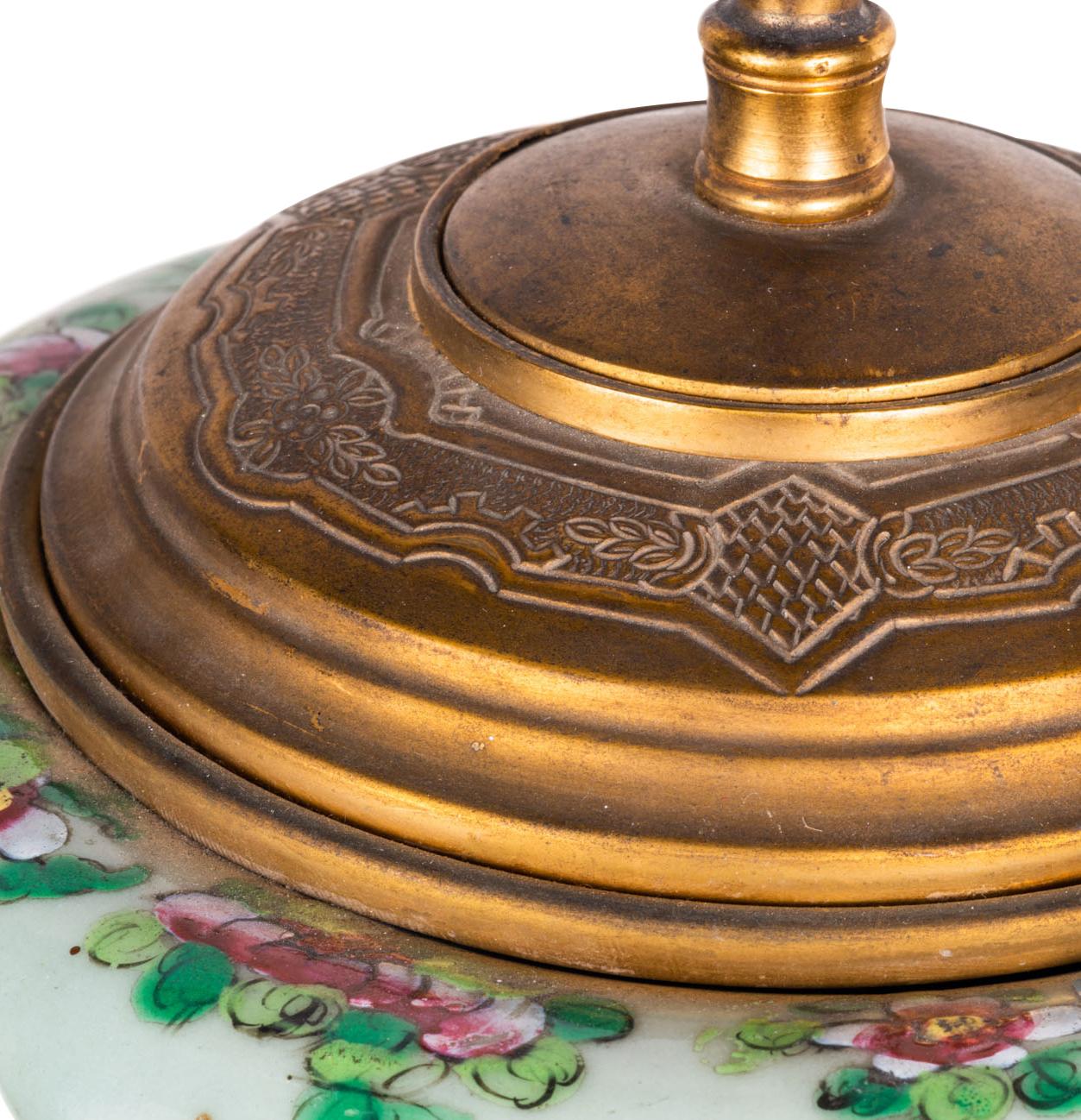 Paire de vases / lampes montés sur médaillon en bronze doré du 19ème siècle en vente 2