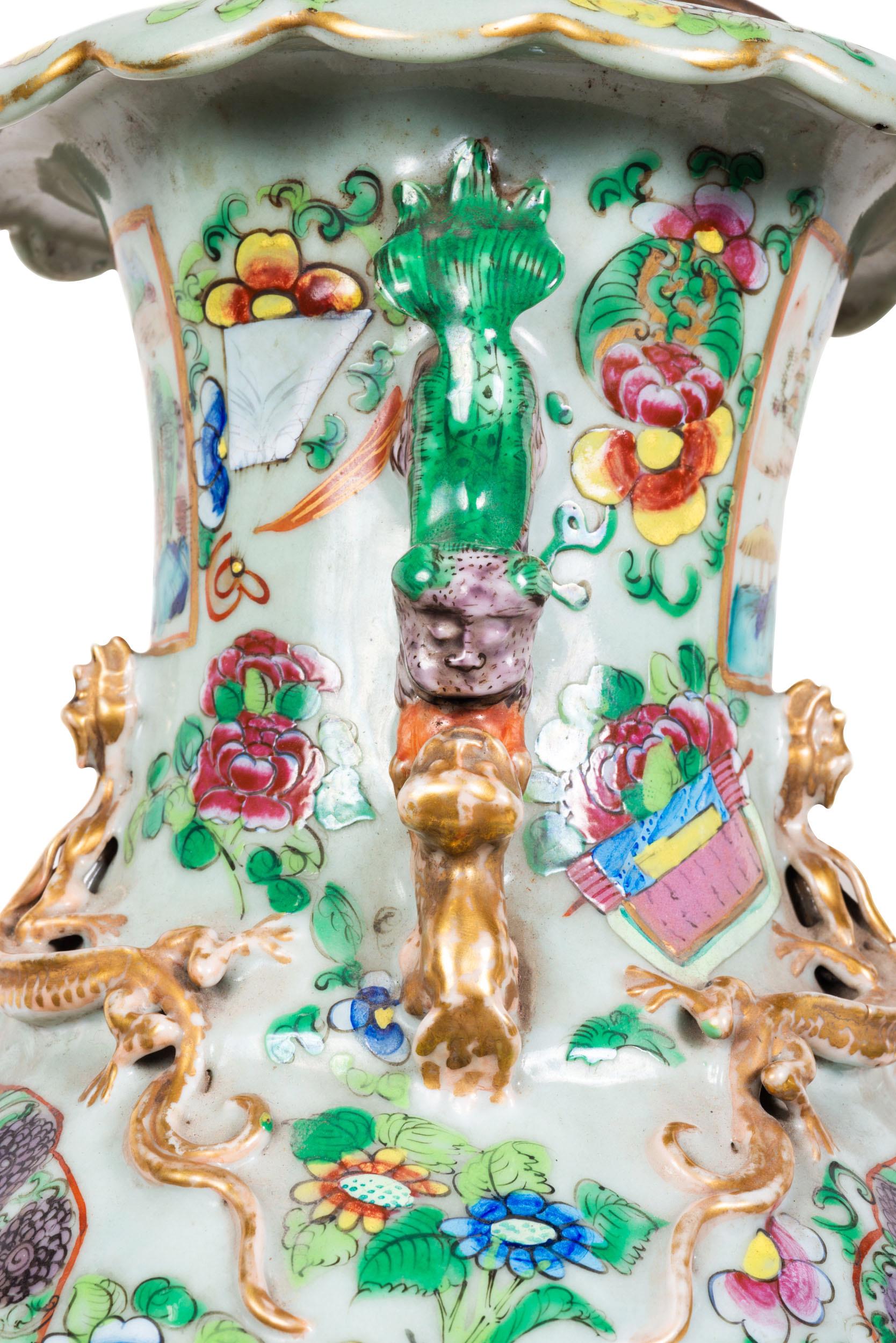 Paar 19. Rose Medaillon Ormolu montiert Vasen / Lampen (Chinesischer Export) im Angebot