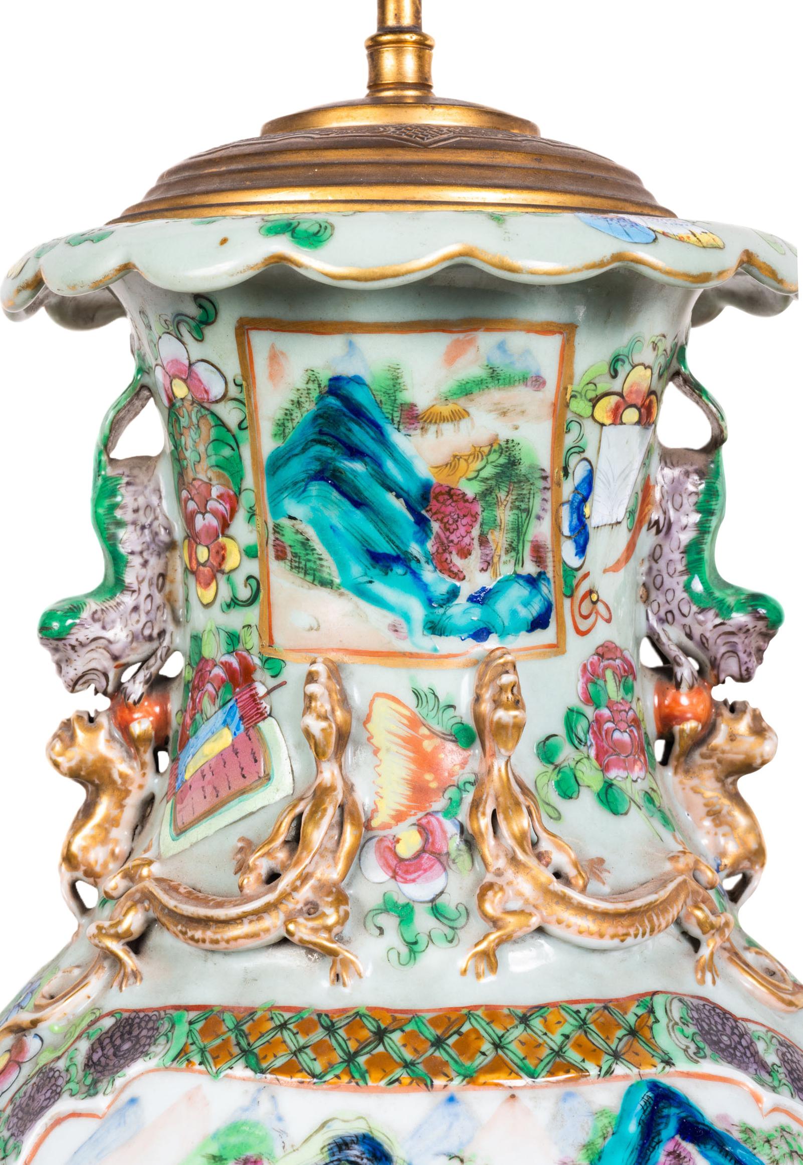 Paar 19. Rose Medaillon Ormolu montiert Vasen / Lampen (Chinesisch) im Angebot